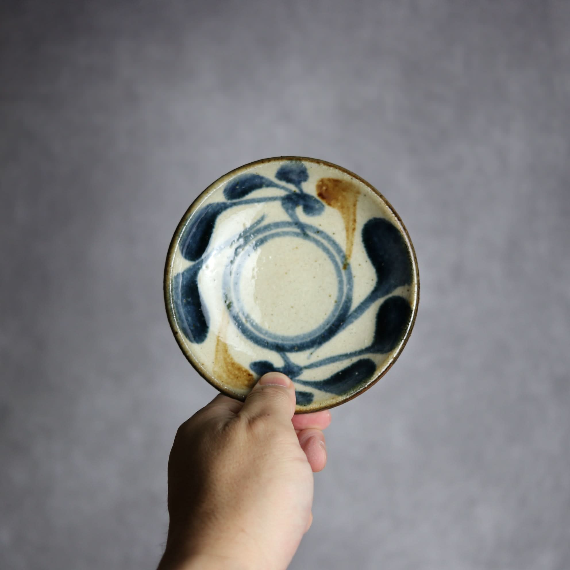 4寸皿 紺 茶 唐草 やちむん 陶器 陶芸こまがた やちむん 陶器.