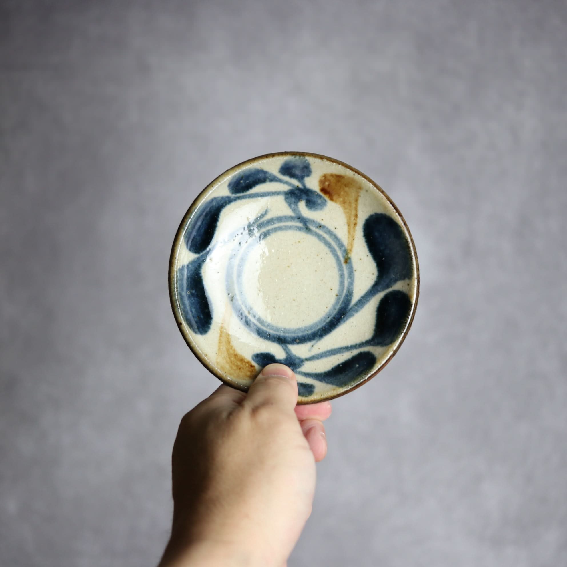 4寸皿 紺 茶 唐草 やちむん 陶器 陶芸こまがた やちむん 陶器.