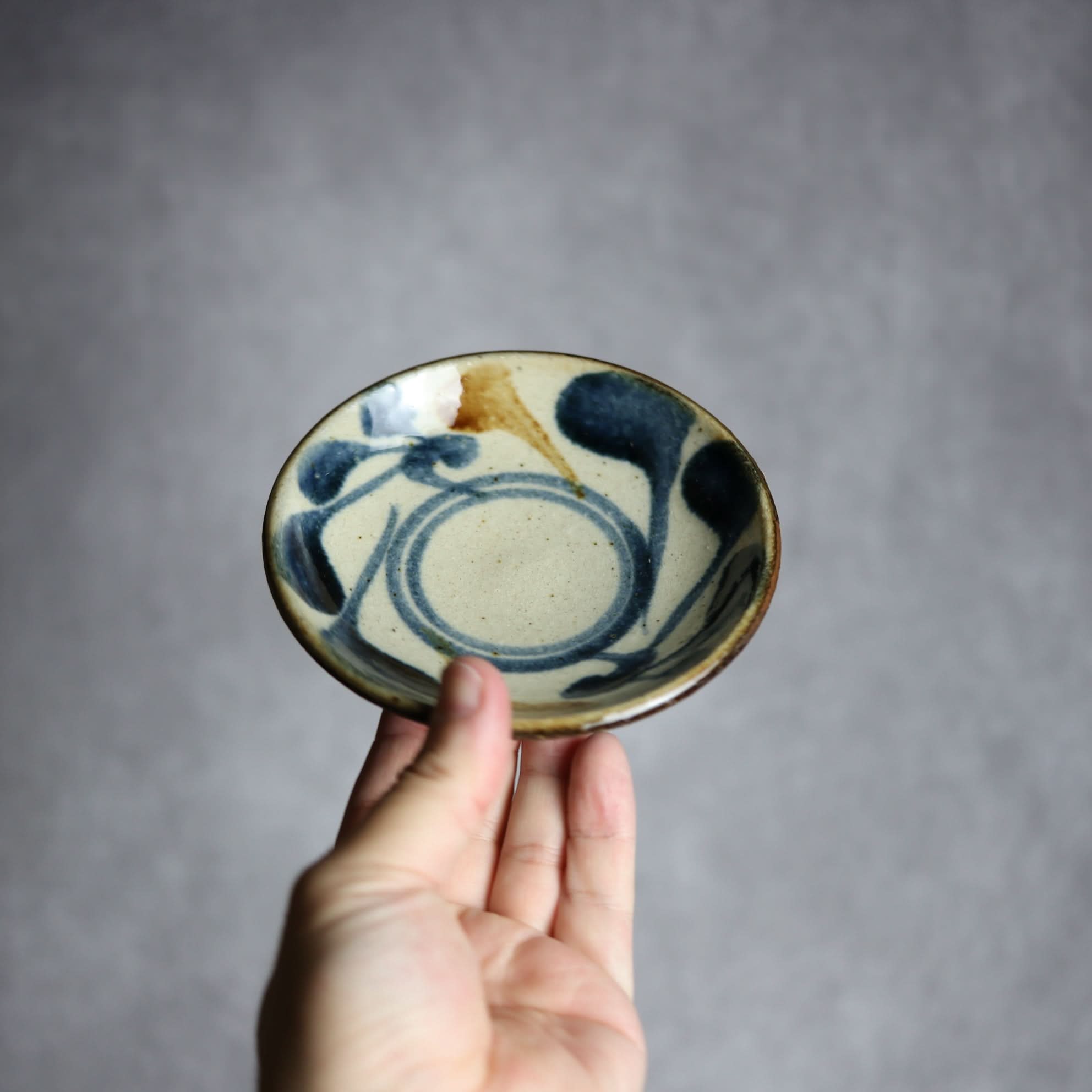 4寸皿 紺 茶 唐草 やちむん 陶器 陶芸こまがた やちむん 陶器.