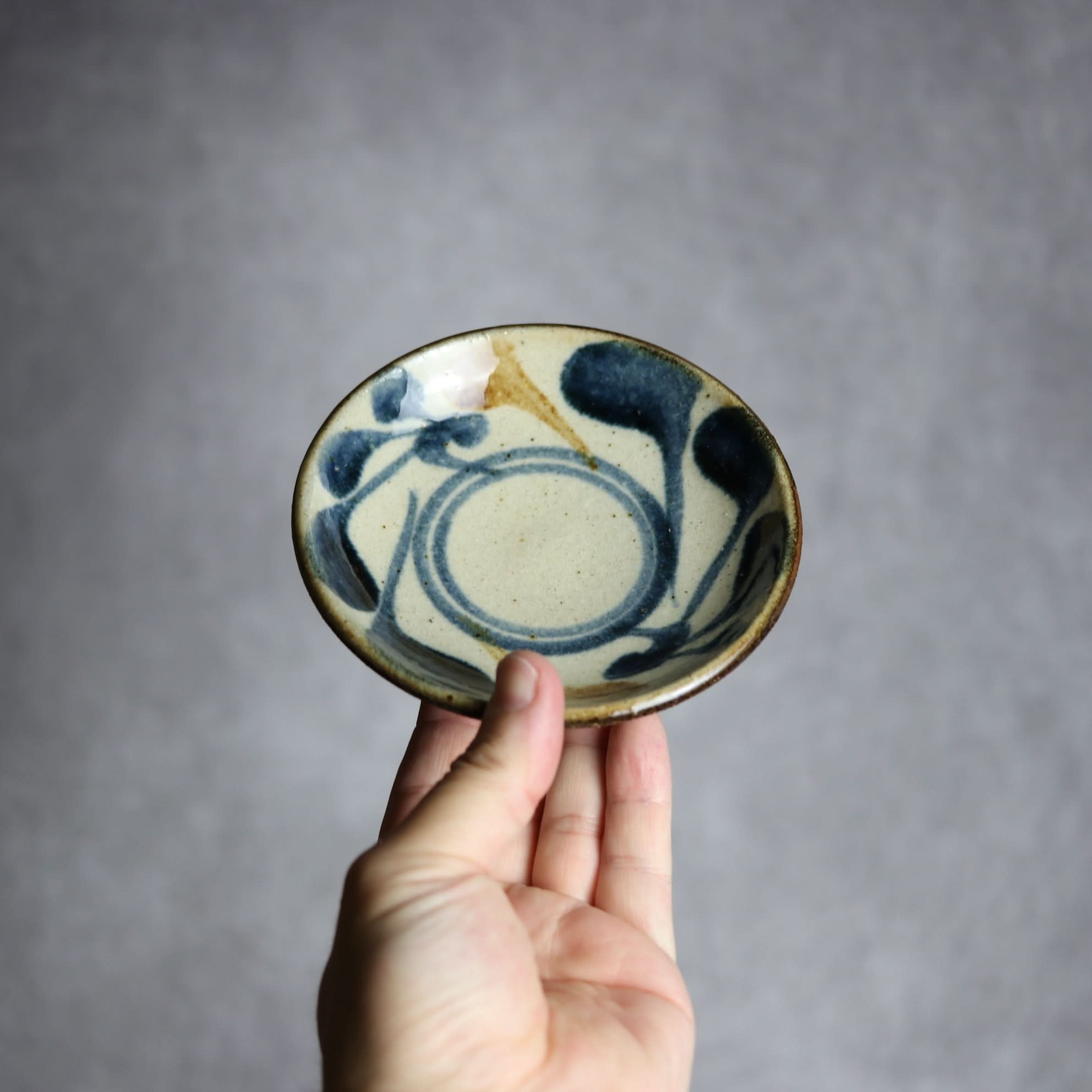 4寸皿 紺 茶 唐草 やちむん 陶器 陶芸こまがた やちむん 陶器.