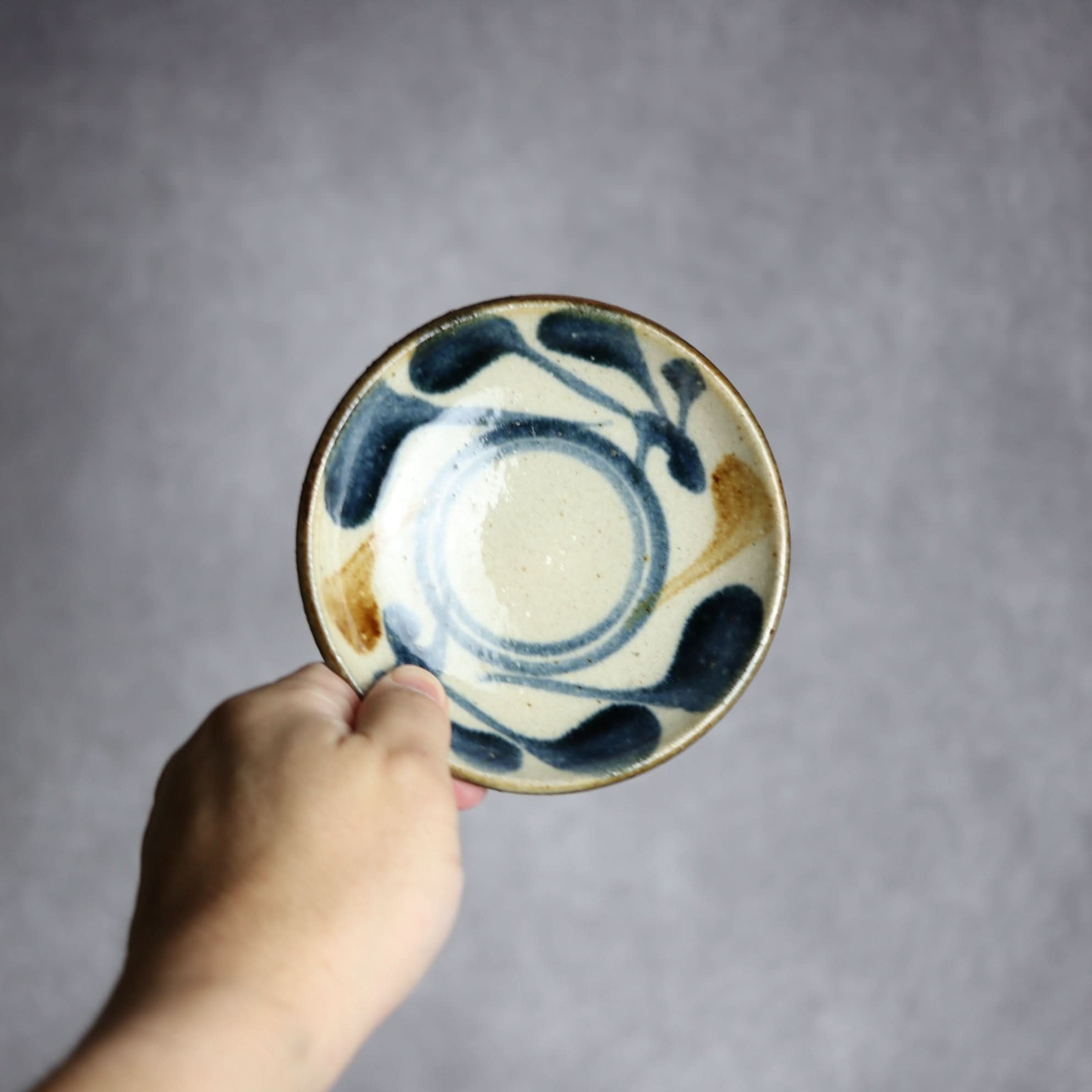 4寸皿 紺 茶 唐草 やちむん 陶器 陶芸こまがた やちむん 陶器.