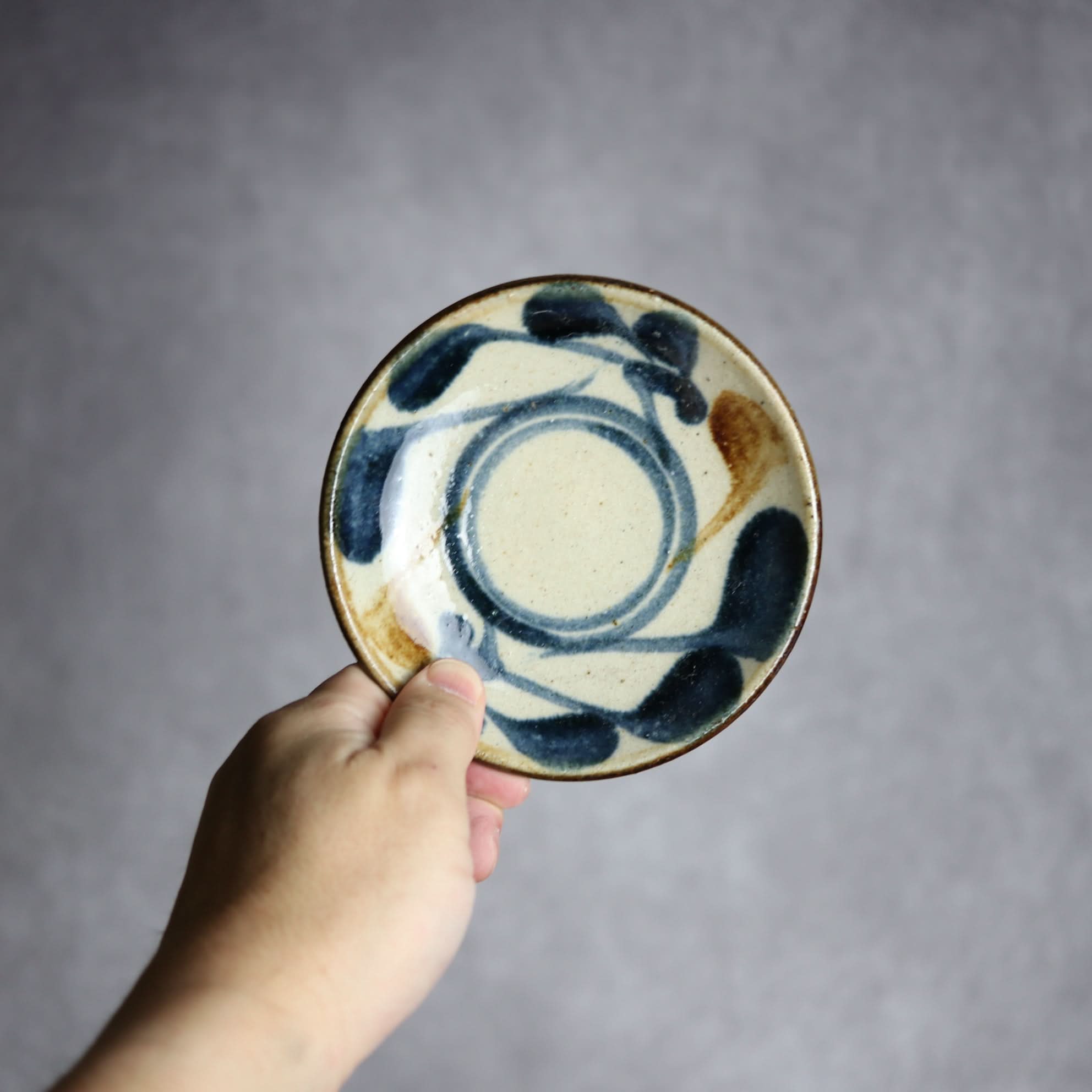 4寸皿 紺 茶 唐草 やちむん 陶器 陶芸こまがた やちむん 陶器.