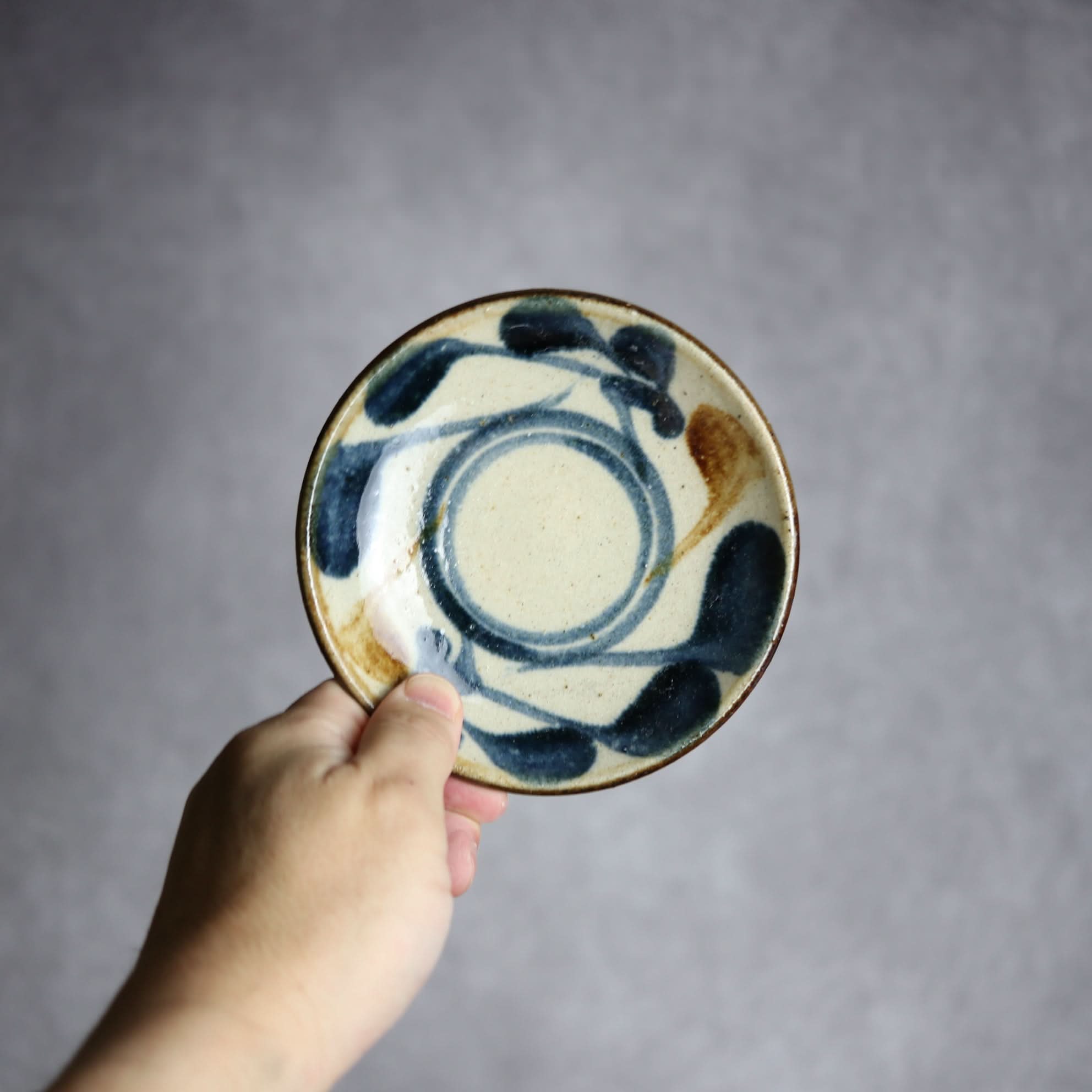 4寸皿 紺 茶 唐草 やちむん 陶器 陶芸こまがた やちむん 陶器.