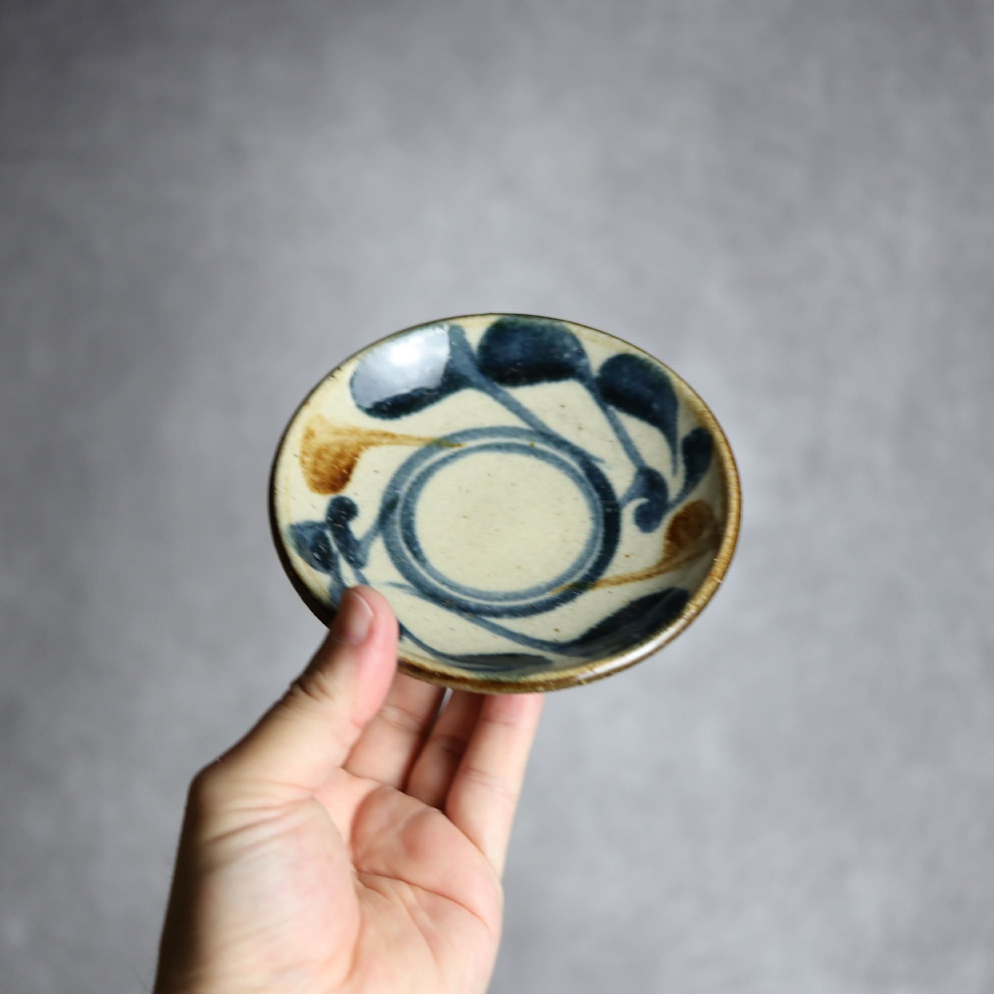 4寸皿 紺 茶 唐草 やちむん 陶器 陶芸こまがた やちむん 陶器.