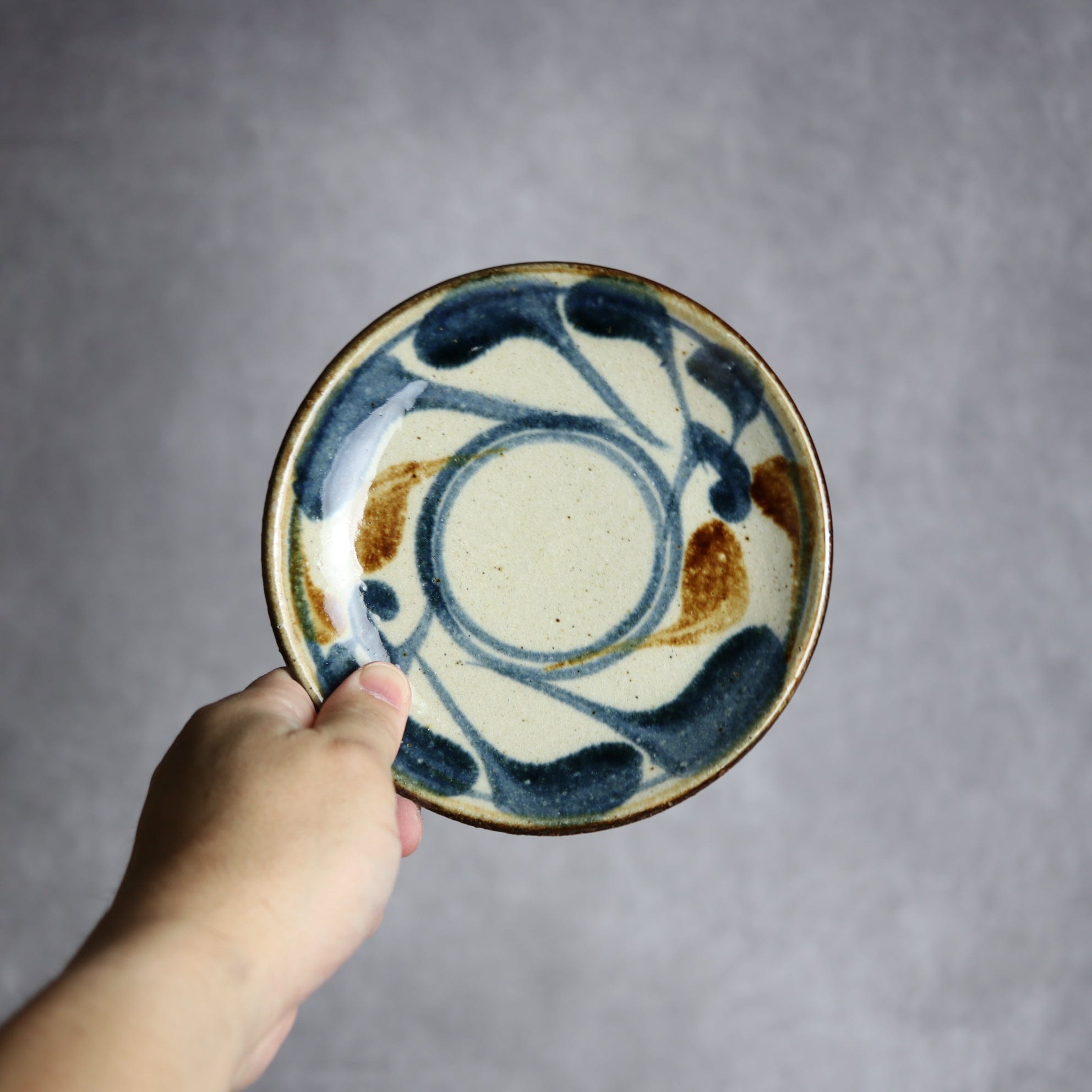 陶芸こまがた - 5寸皿 紺 茶 唐草模様 やちむん 陶器 陶芸こまがた - mundasui