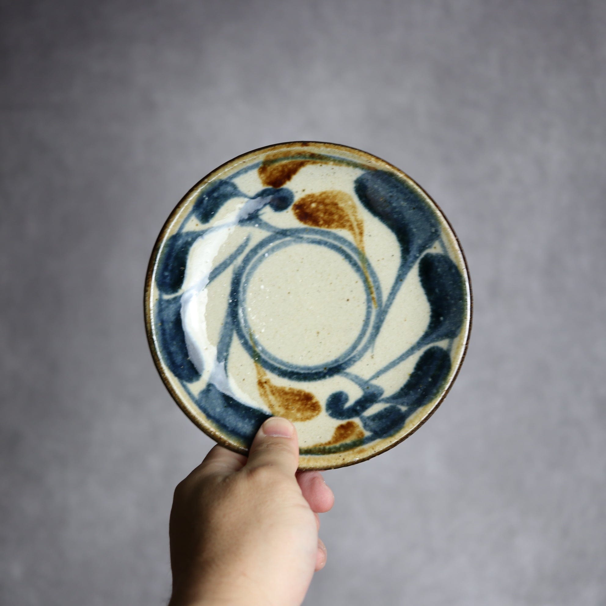 陶芸こまがた - 5寸皿 紺 茶 唐草模様 やちむん 陶器 陶芸こまがた - mundasui