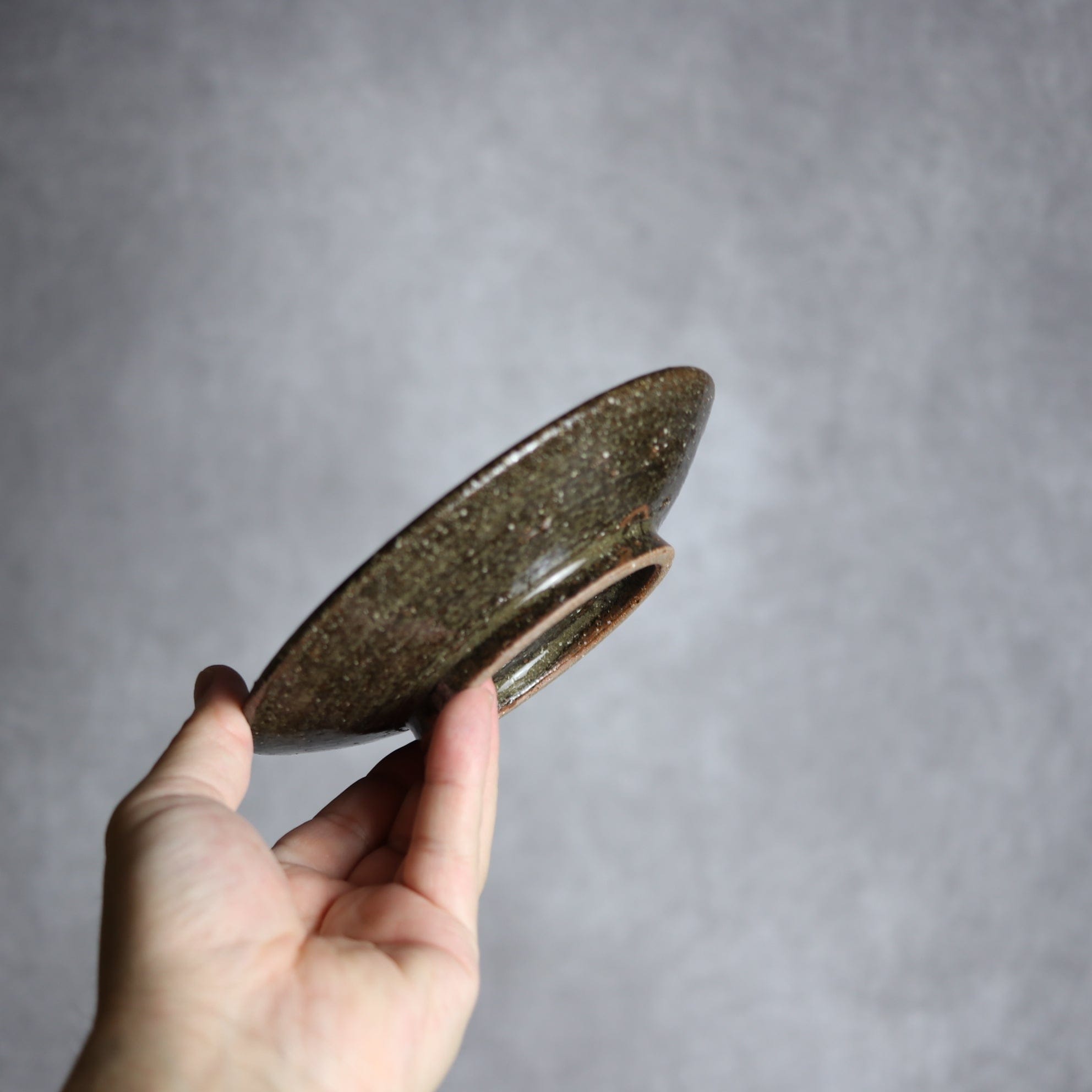 陶芸こまがた - 5寸皿 紺 茶 唐草模様 やちむん 陶器 陶芸こまがた - mundasui