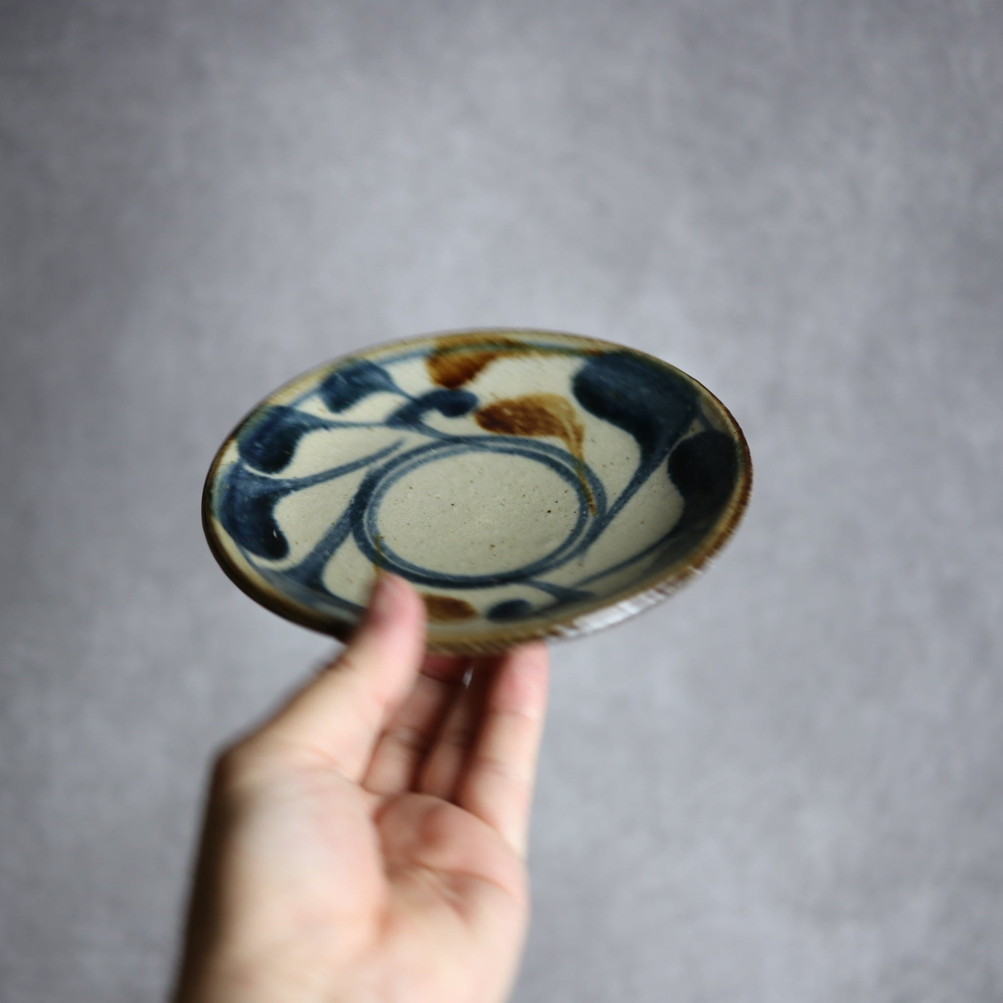 陶芸こまがた - 5寸皿 紺 茶 唐草模様 やちむん 陶器 陶芸こまがた - mundasui