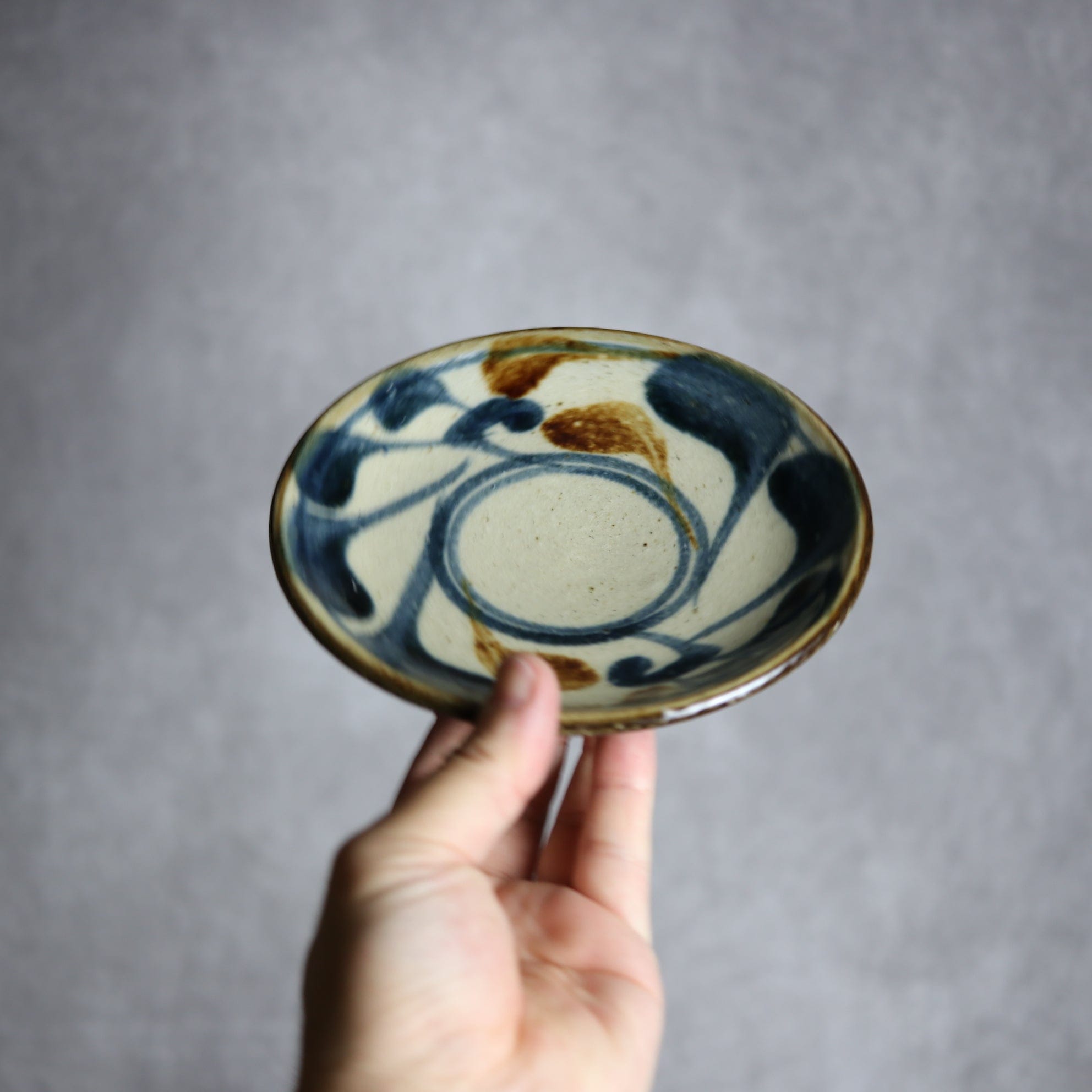 陶芸こまがた - 5寸皿 紺 茶 唐草模様 やちむん 陶器 陶芸こまがた - mundasui