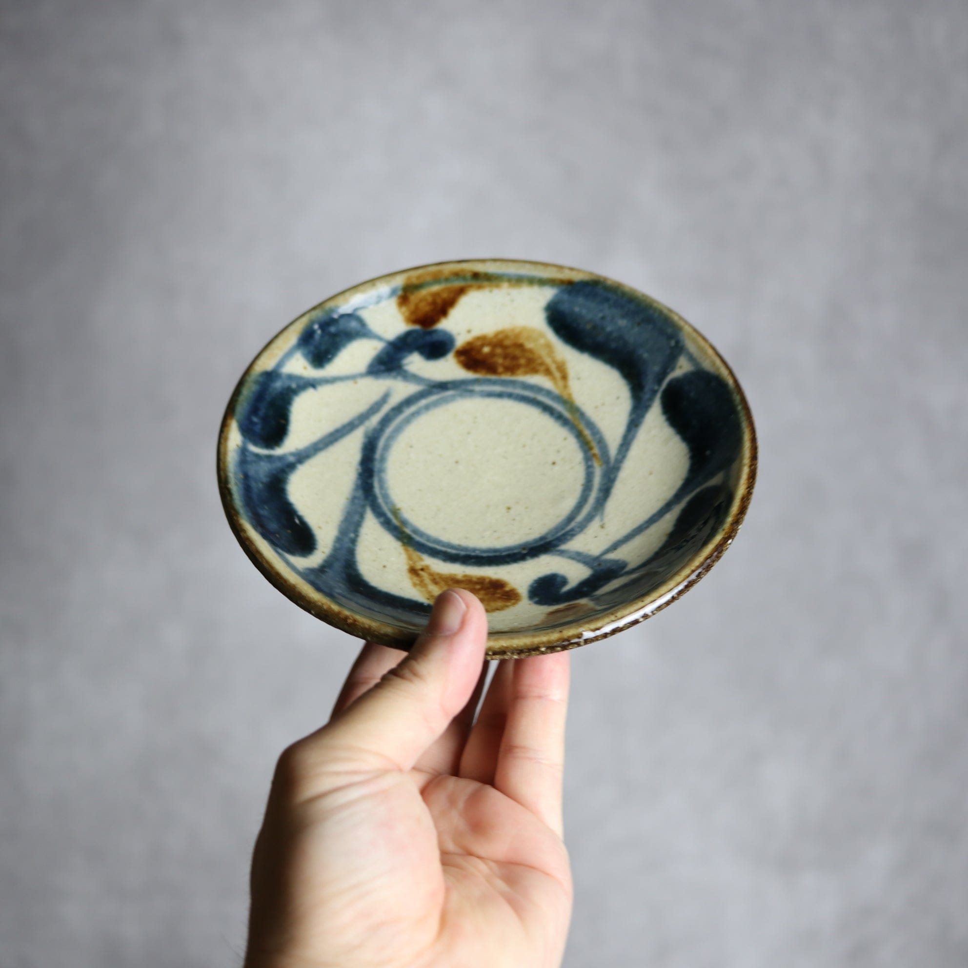 陶芸こまがた - 5寸皿 紺 茶 唐草模様 やちむん 陶器 陶芸こまがた - mundasui