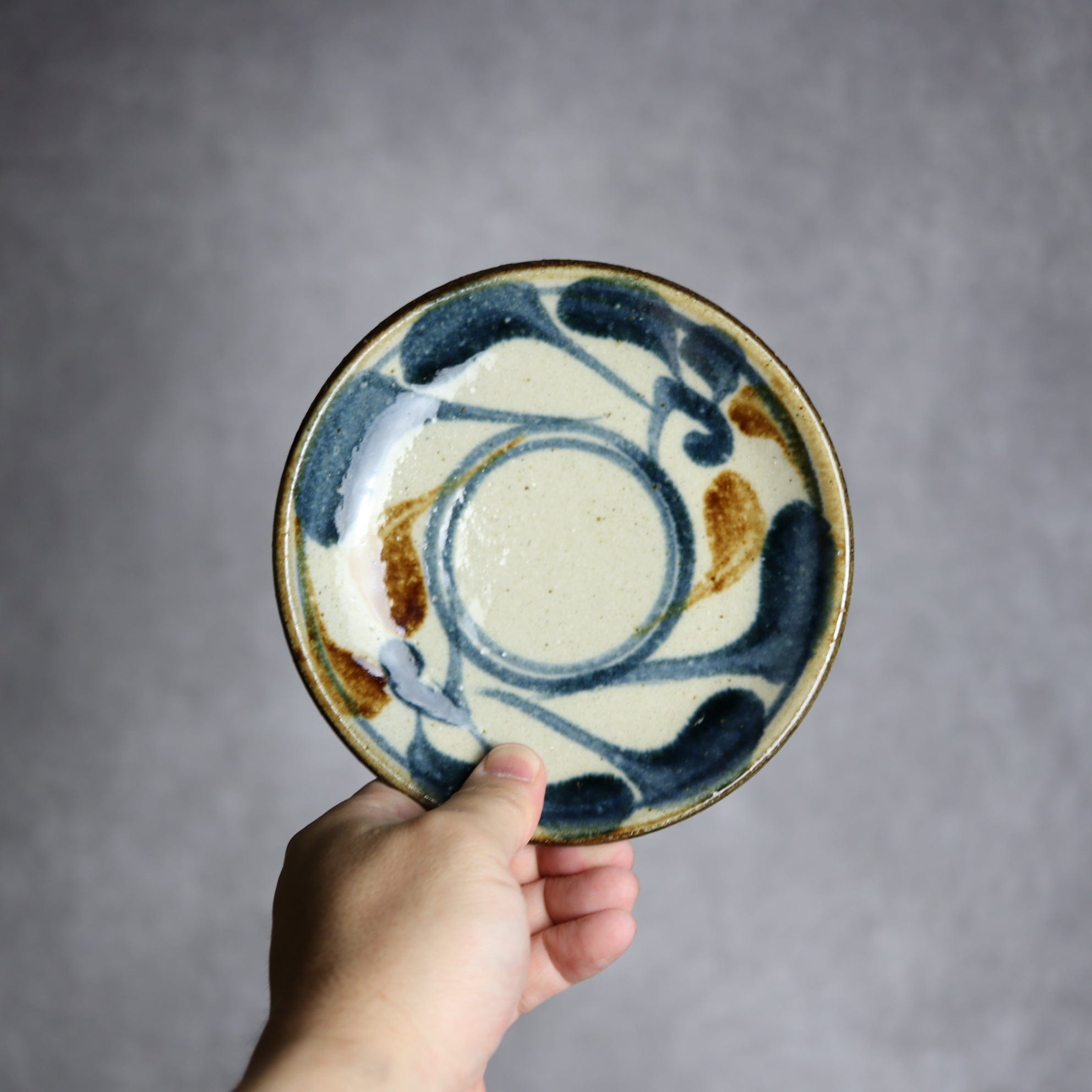 陶芸こまがた - 5寸皿 紺 茶 唐草模様 やちむん 陶器 陶芸こまがた - mundasui