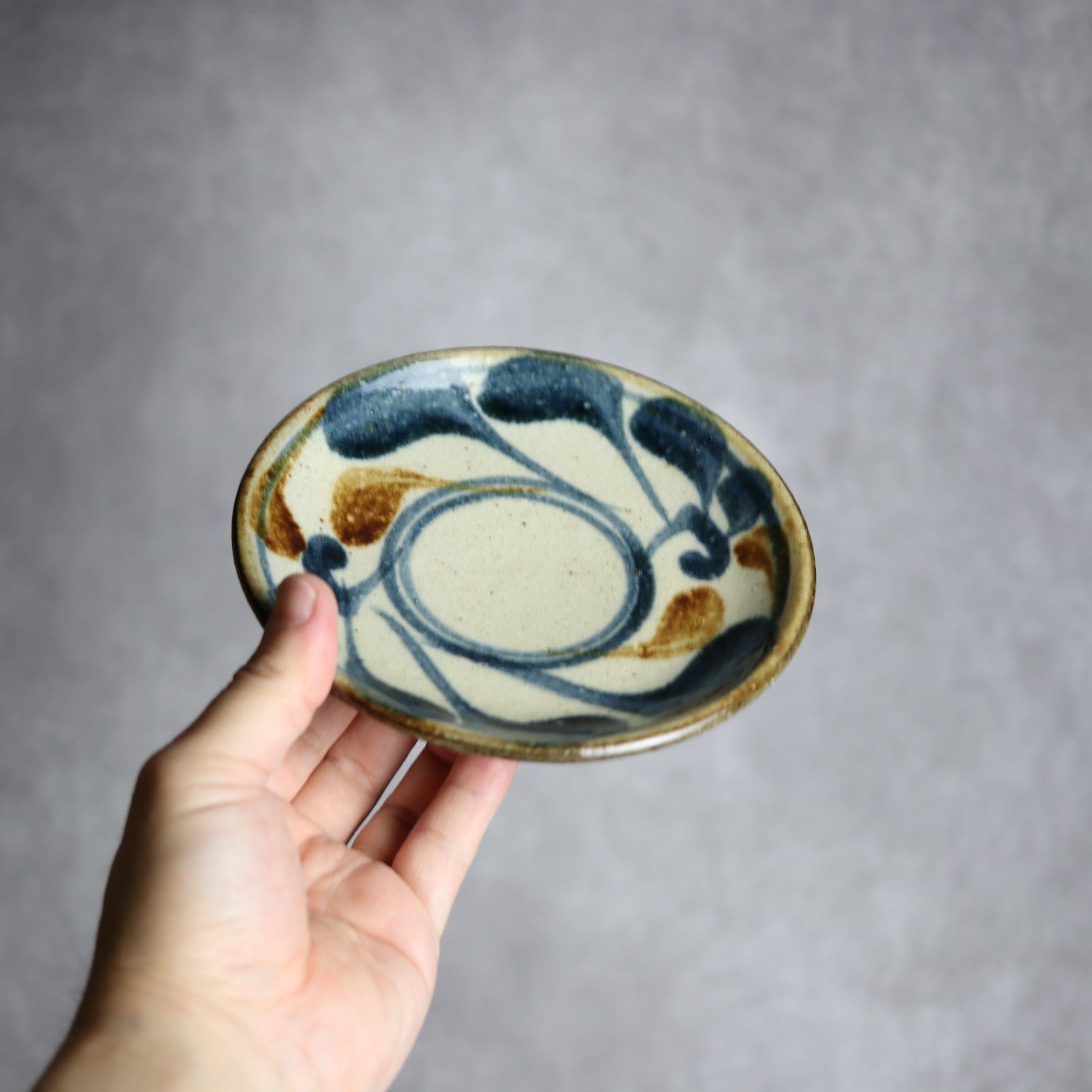 陶芸こまがた - 5寸皿 紺 茶 唐草模様 やちむん 陶器 陶芸こまがた - mundasui