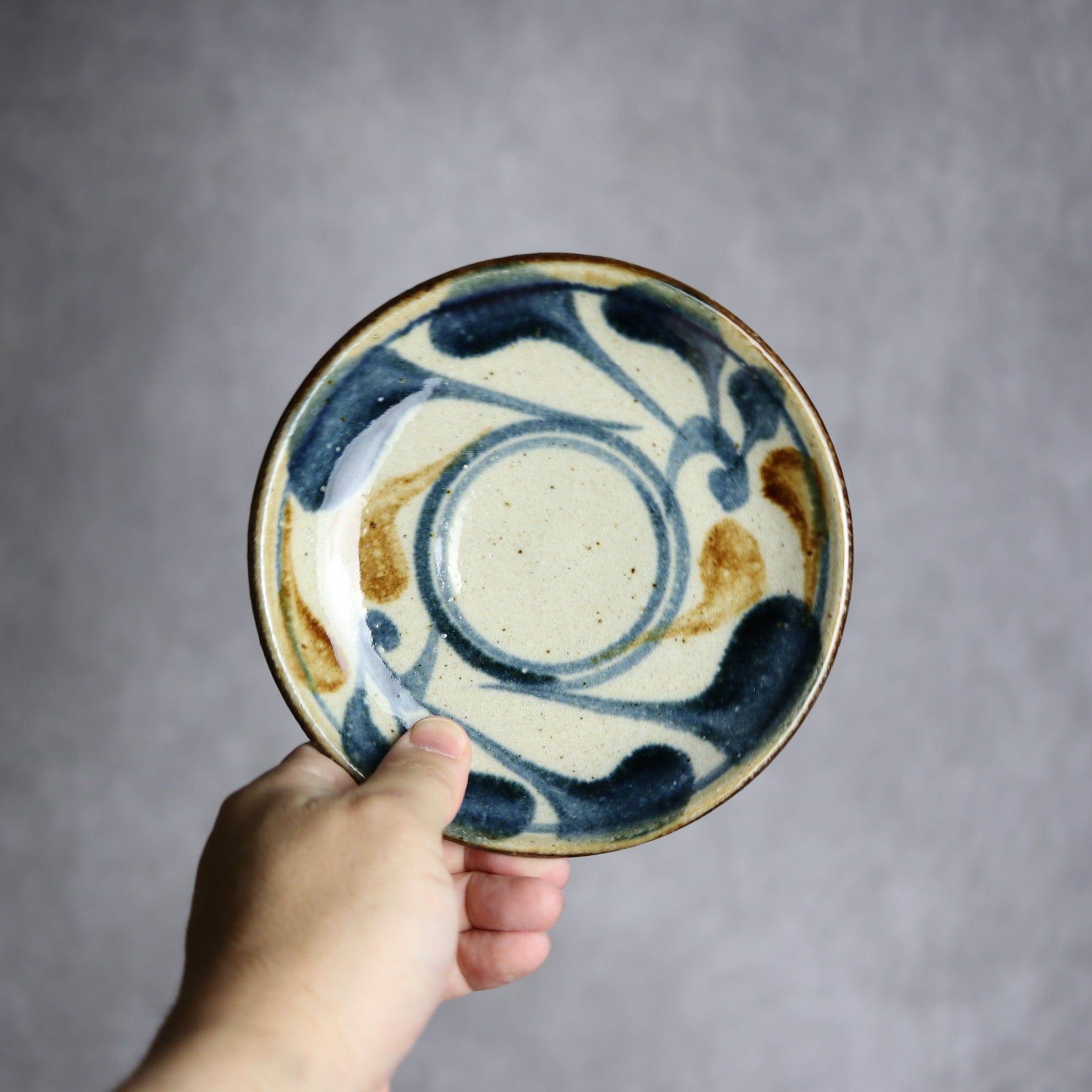 陶芸こまがた - 5寸皿 紺 茶 唐草模様 やちむん 陶器 陶芸こまがた - mundasui