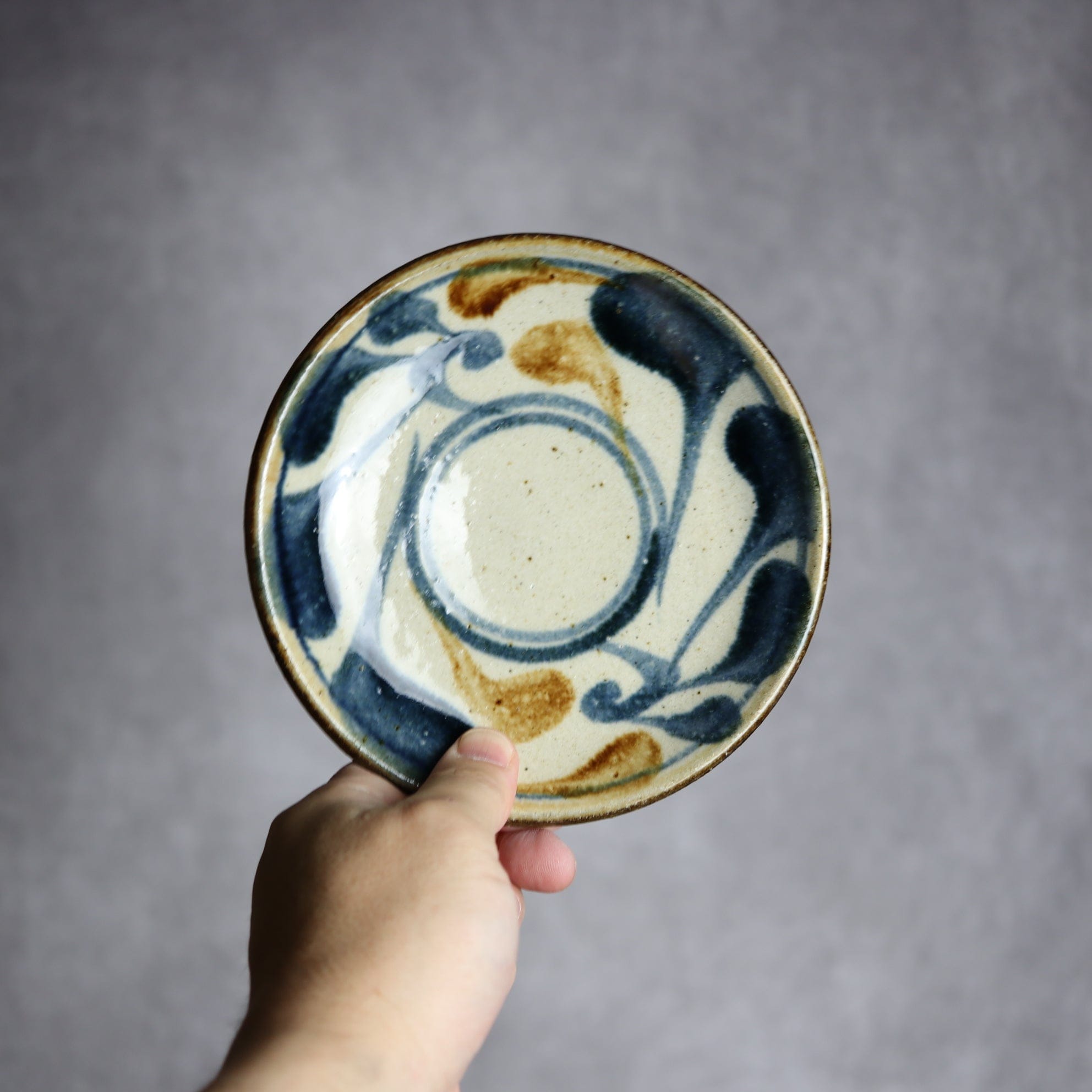 陶芸こまがた - 5寸皿 紺 茶 唐草模様 やちむん 陶器 陶芸こまがた - mundasui