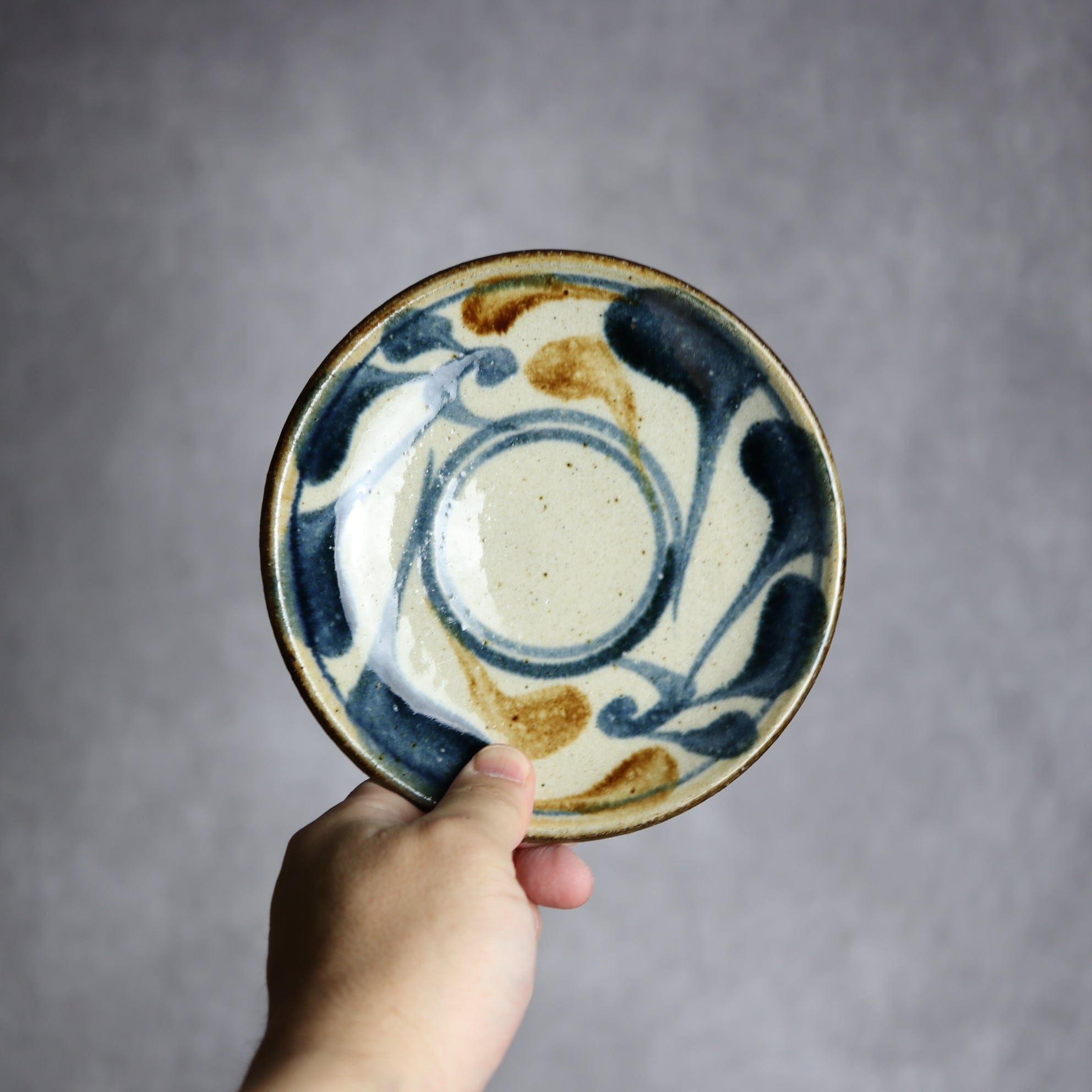 陶芸こまがた - 5寸皿 紺 茶 唐草模様 やちむん 陶器 陶芸こまがた - mundasui