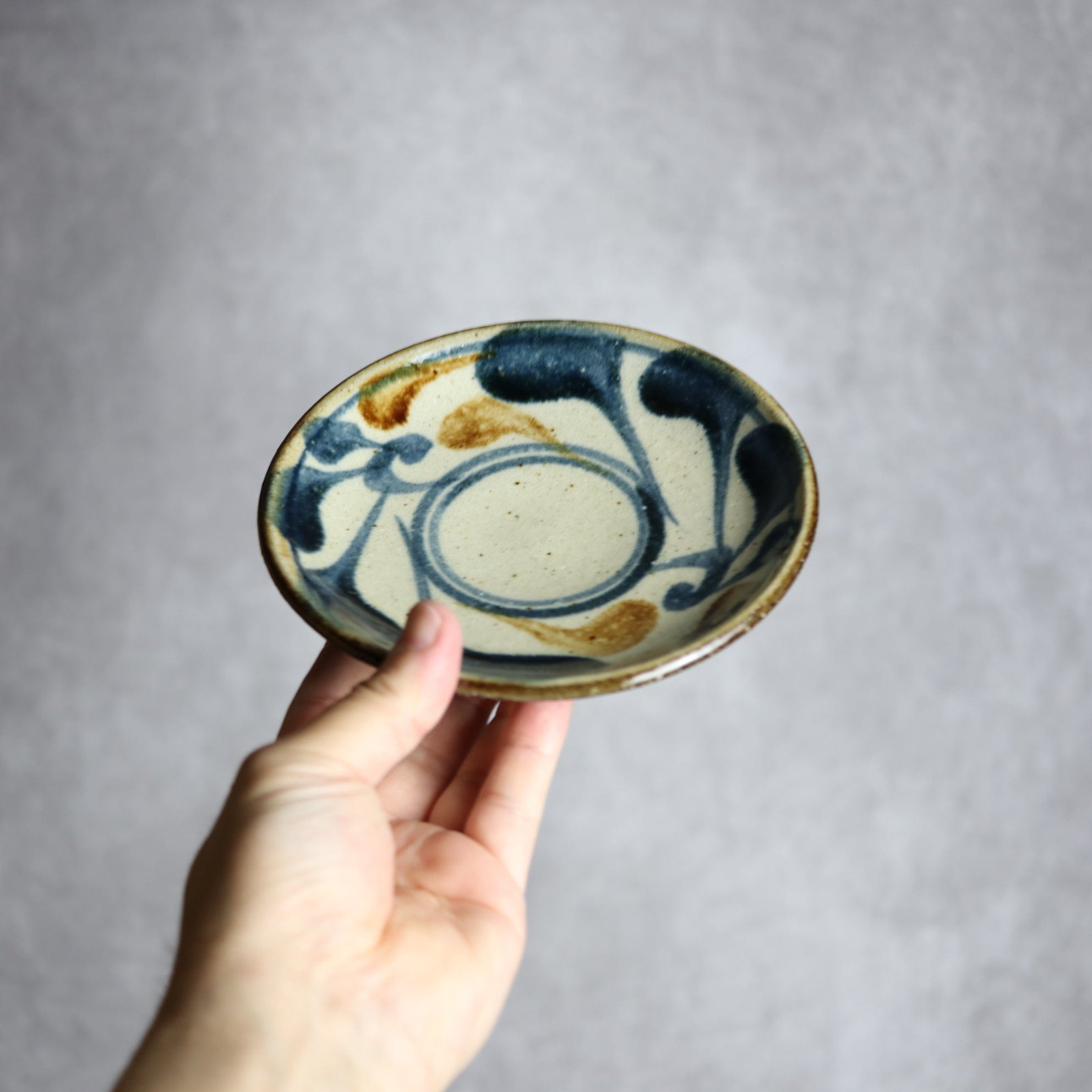 陶芸こまがた - 5寸皿 紺 茶 唐草模様 やちむん 陶器 陶芸こまがた - mundasui