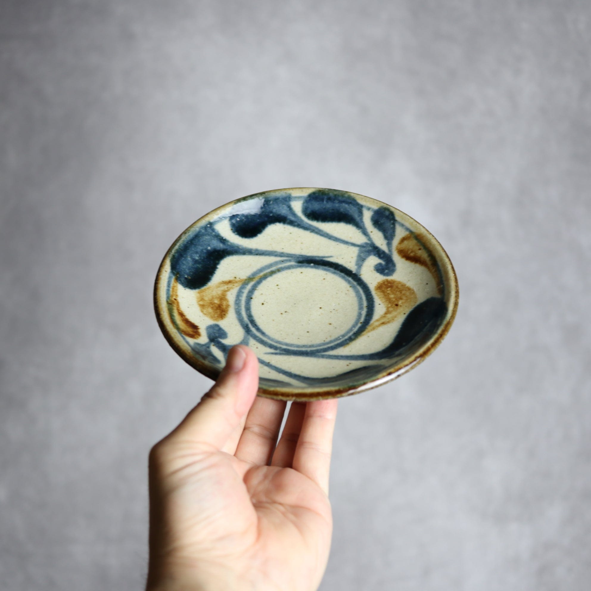 陶芸こまがた - 5寸皿 紺 茶 唐草模様 やちむん 陶器 陶芸こまがた - mundasui