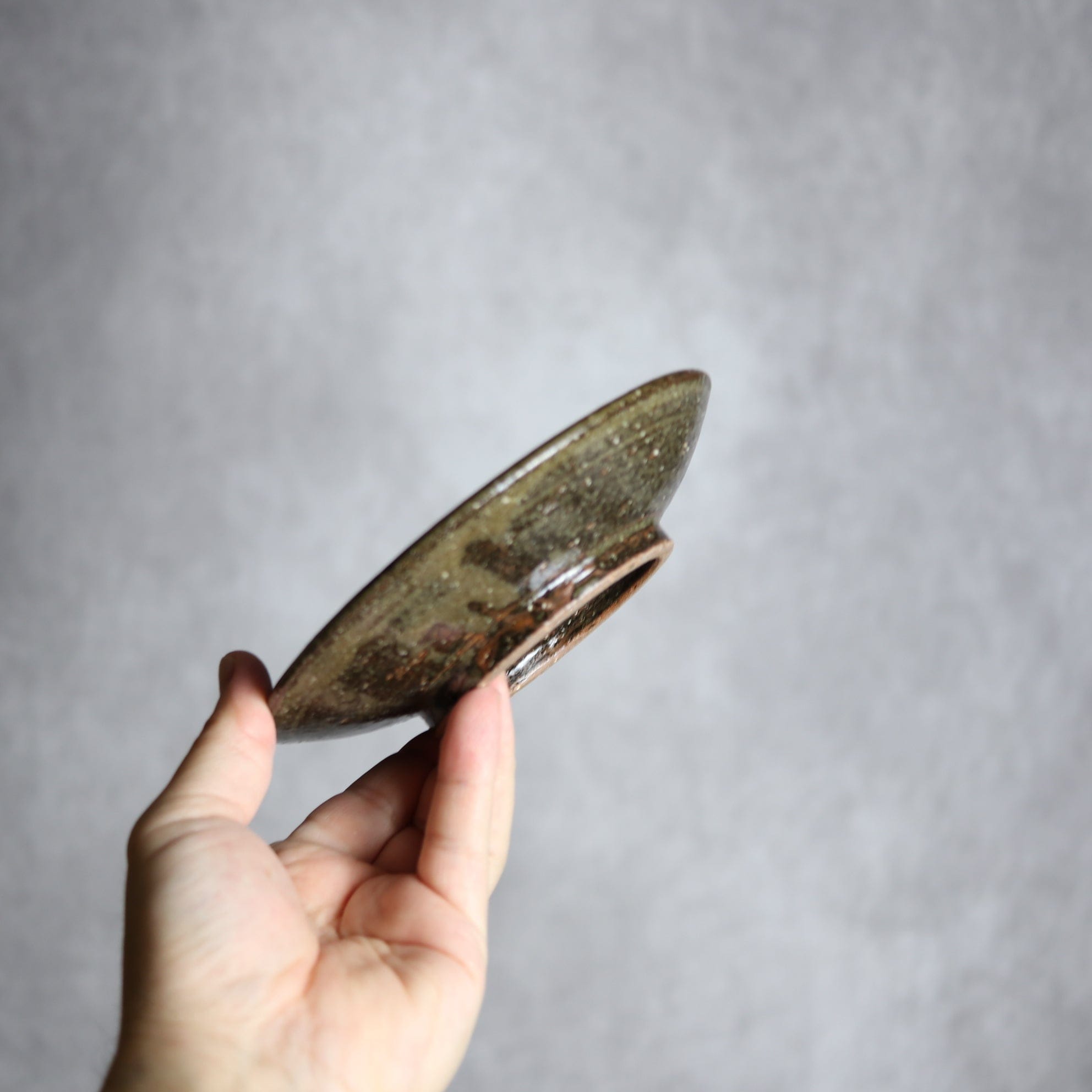 陶芸こまがた - 5寸皿 紺 茶 唐草模様 やちむん 陶器 陶芸こまがた - mundasui