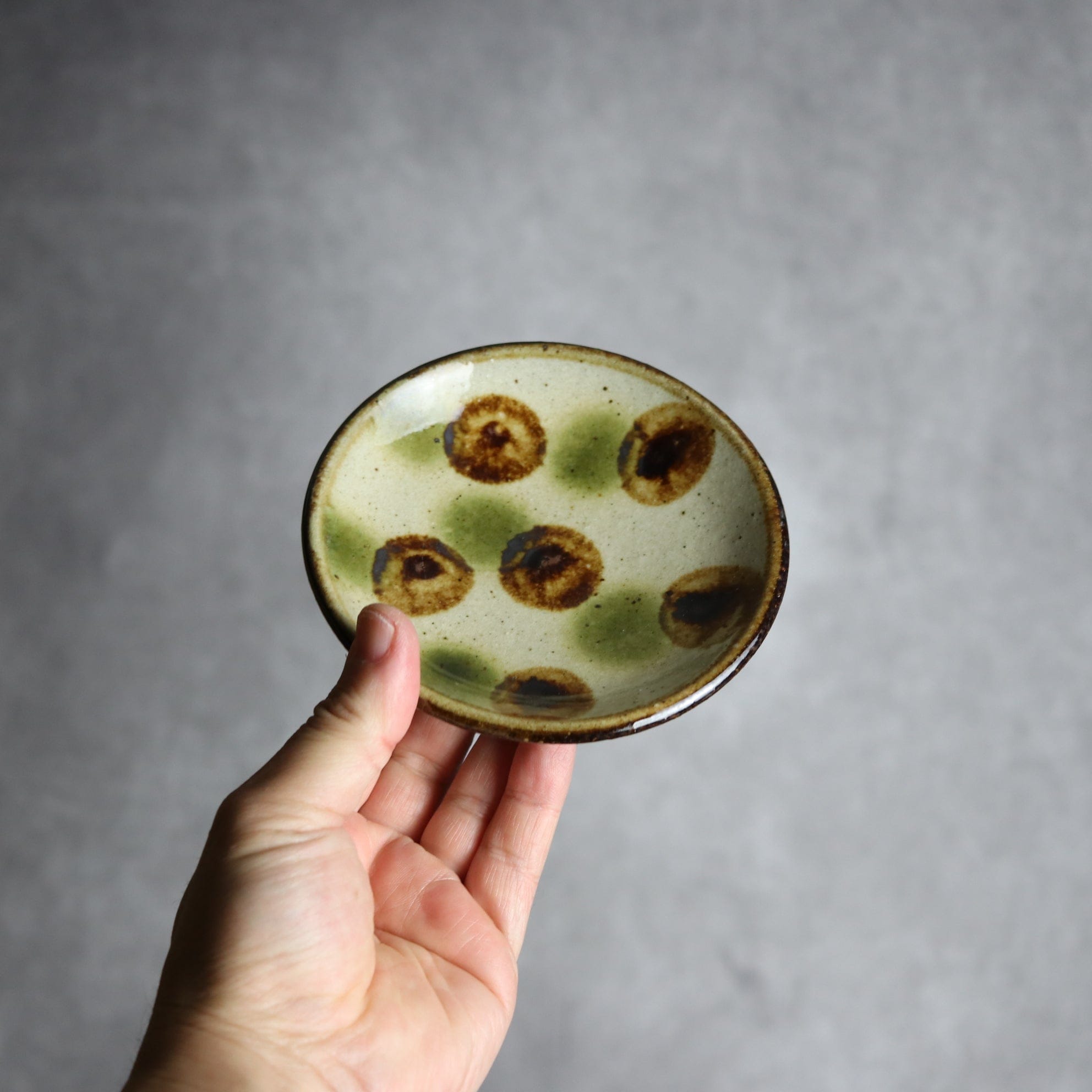 4寸皿 緑 茶 ドット やちむん 陶器 陶芸こまがた