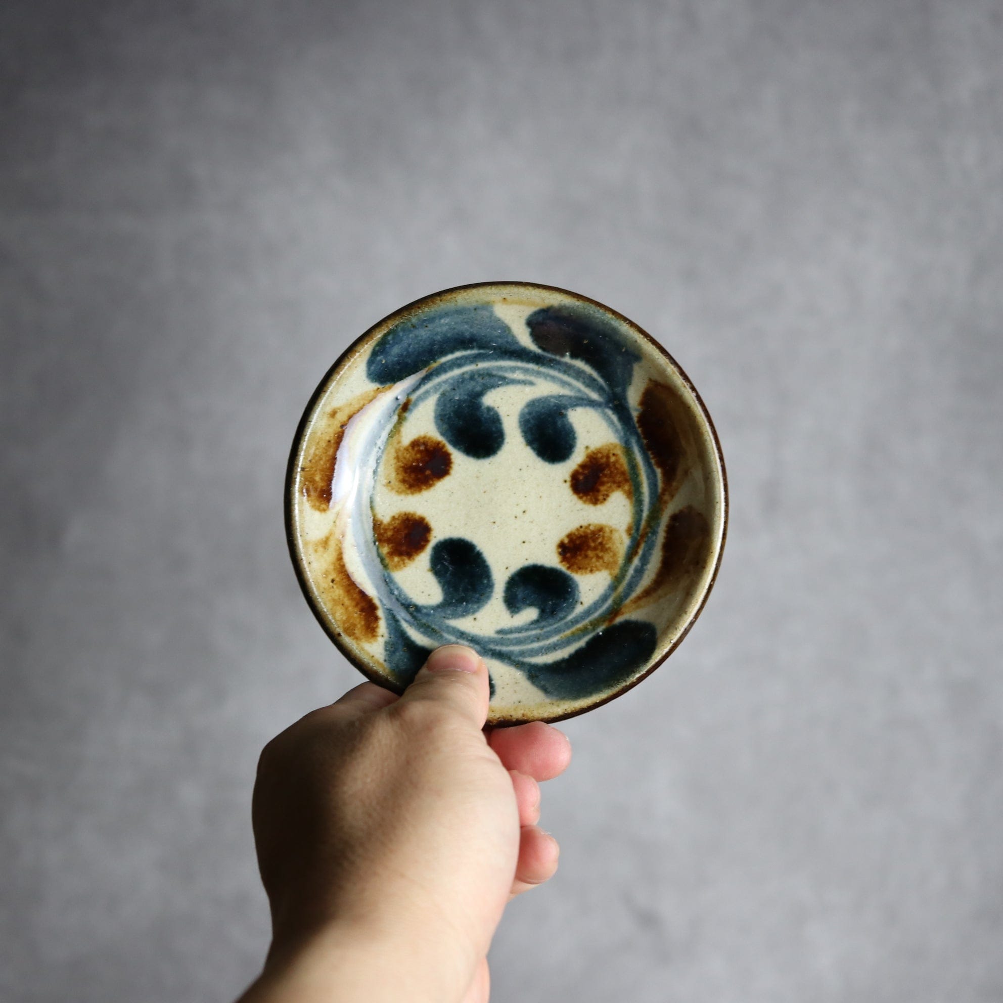 4寸皿 紺 茶 デイゴ やちむん 陶器 陶芸こまがた