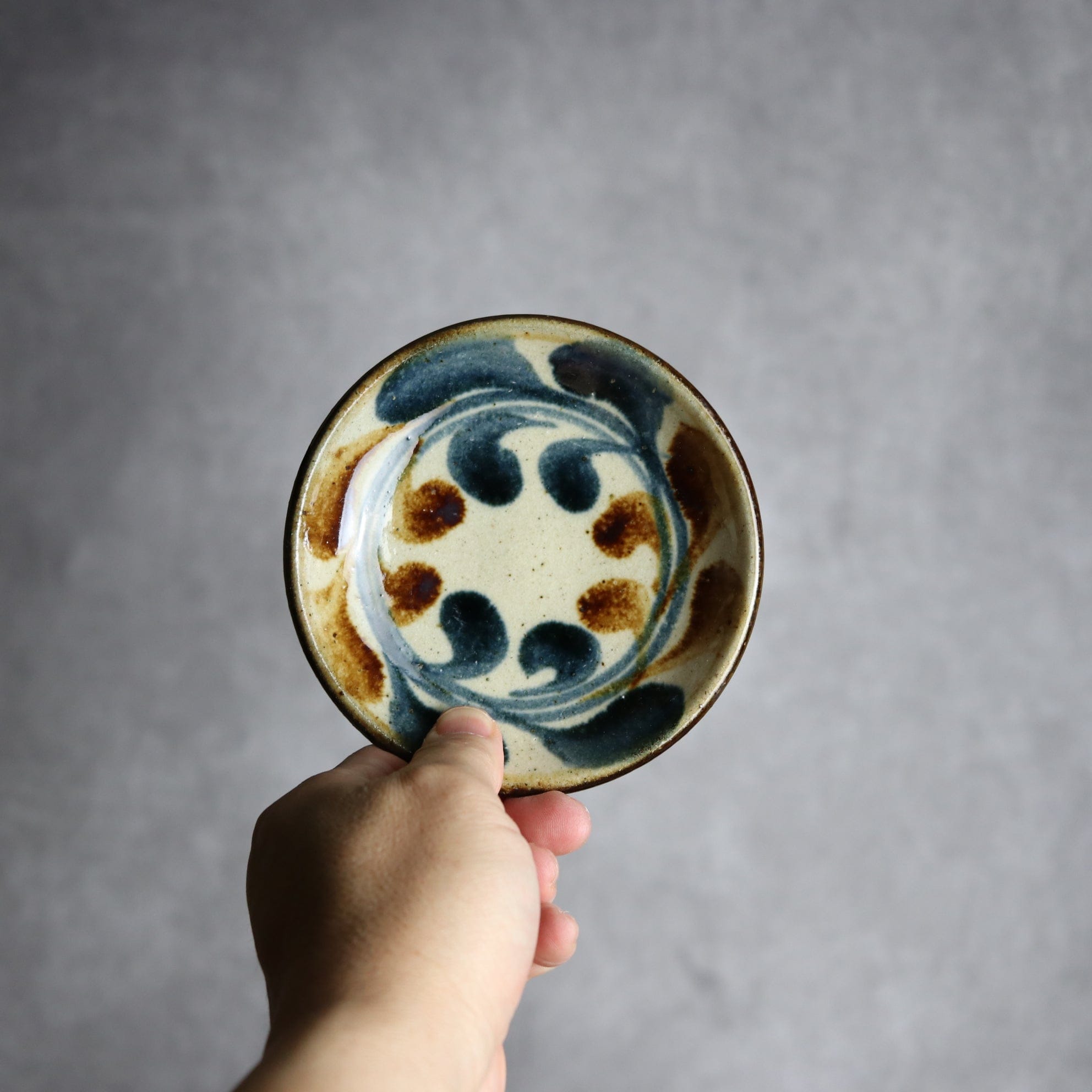 4寸皿 紺 茶 デイゴ やちむん 陶器 陶芸こまがた