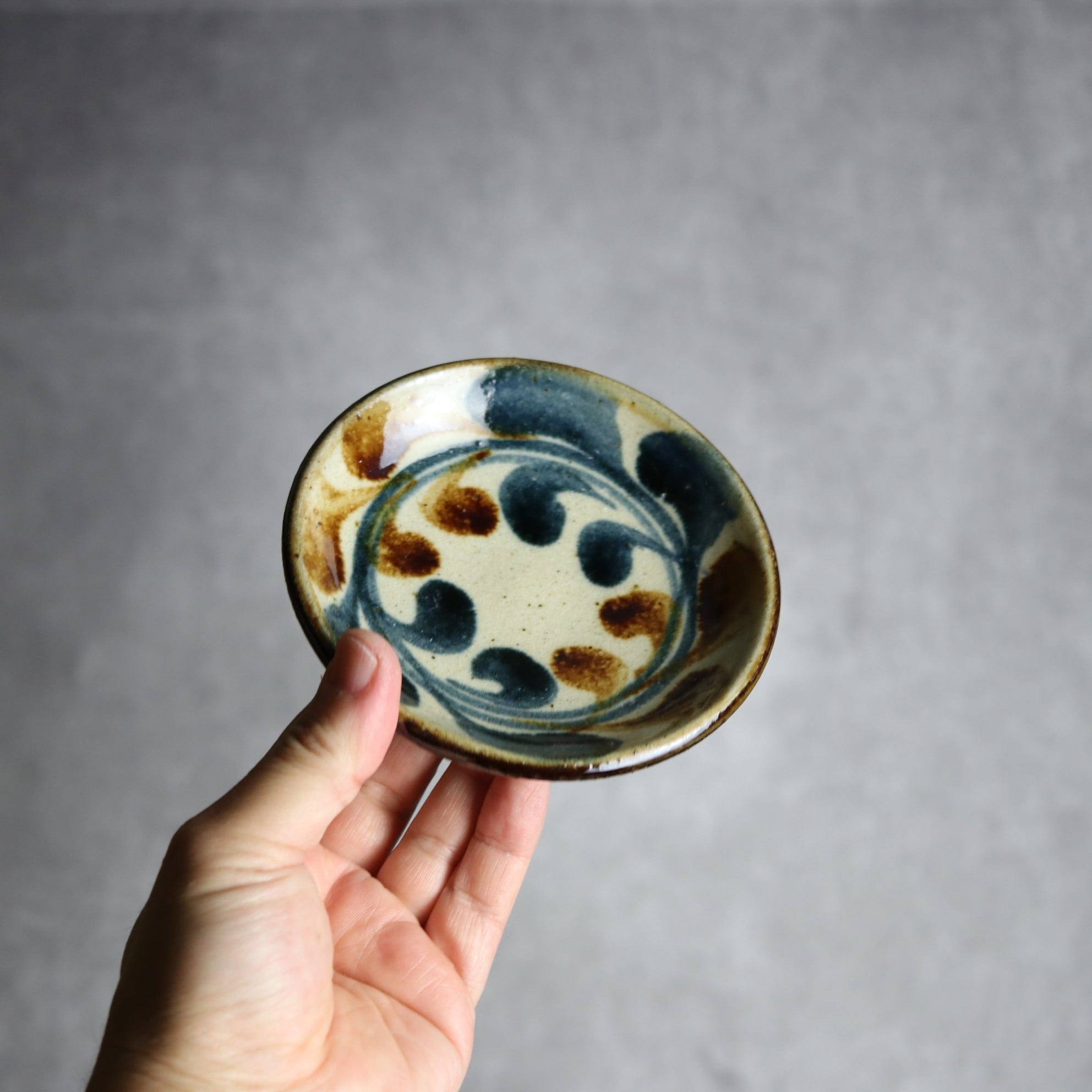 4寸皿 紺 茶 デイゴ やちむん 陶器 陶芸こまがた