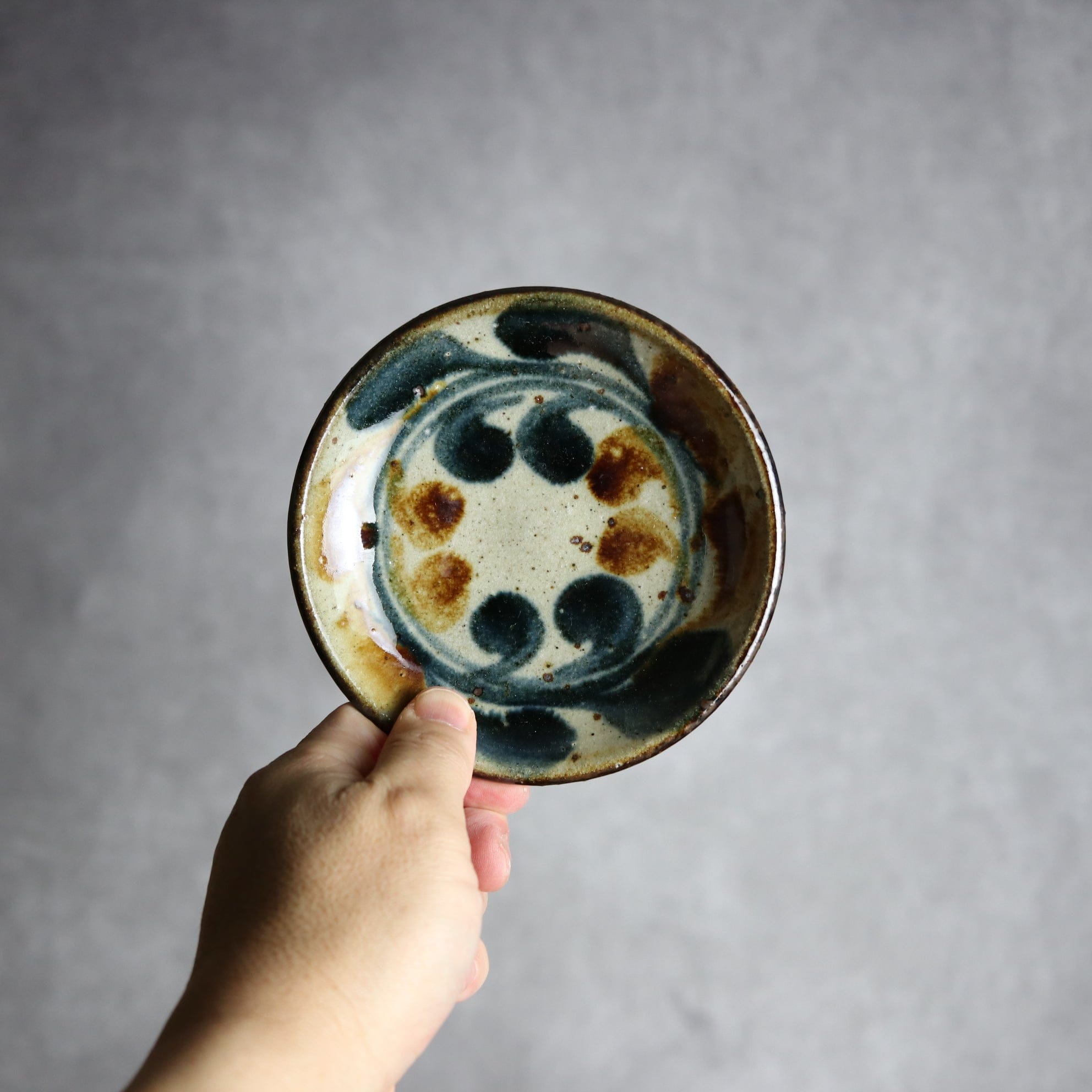 4寸皿 紺 茶 デイゴ やちむん 陶器 陶芸こまがた