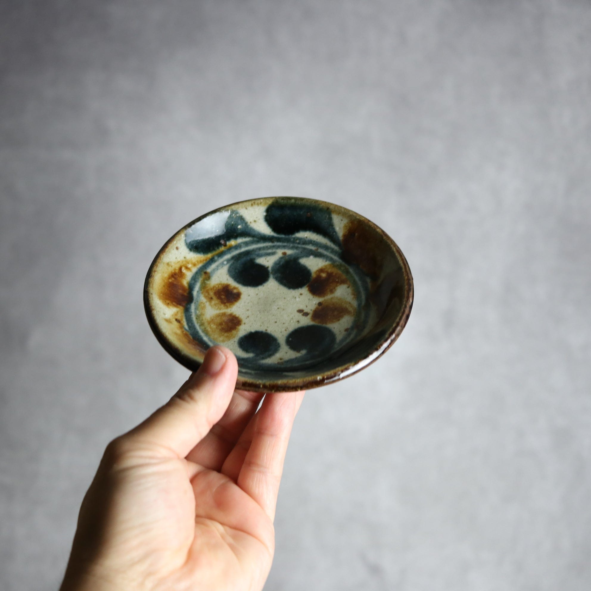 4寸皿 紺 茶 デイゴ やちむん 陶器 陶芸こまがた