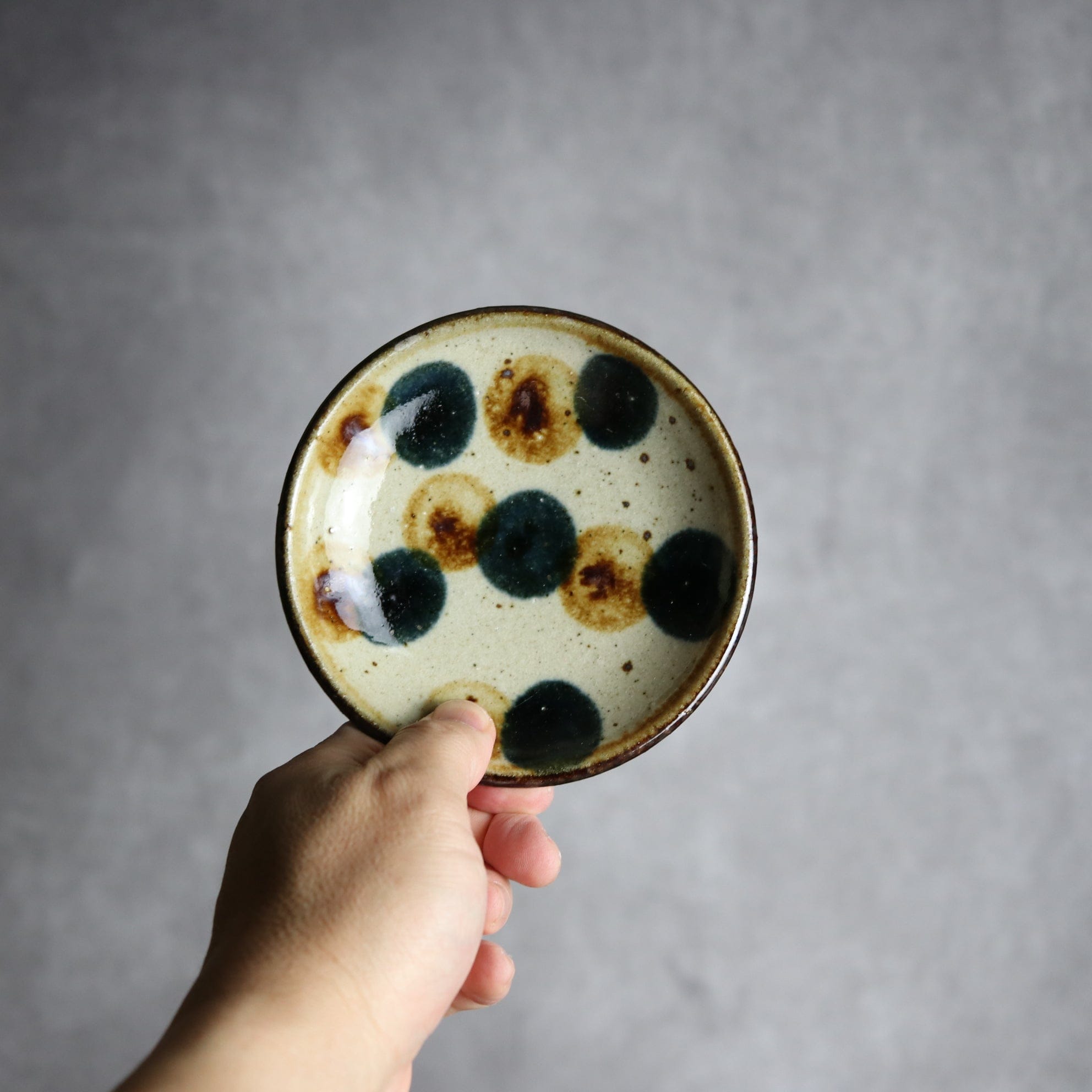 4寸皿 紺 茶 ドット やちむん 陶器 陶芸こまがた