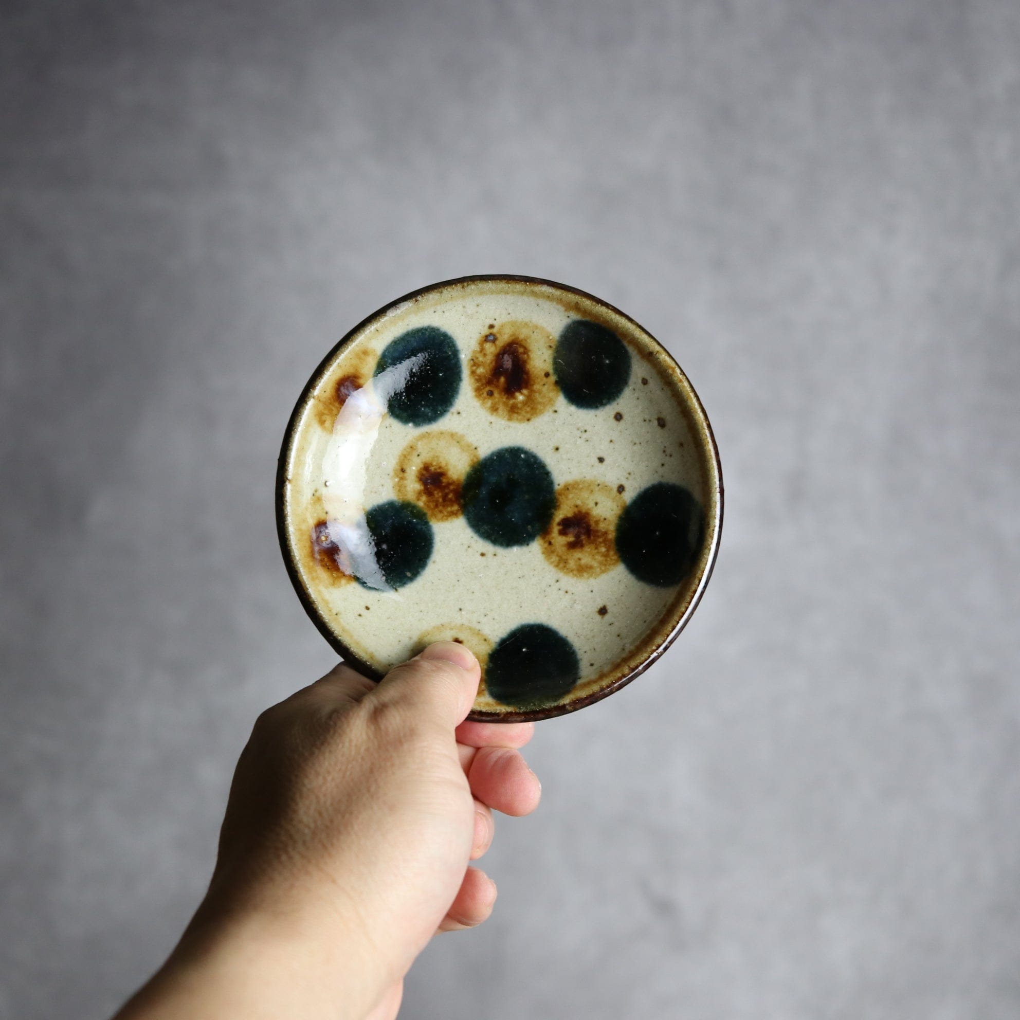 4寸皿 紺 茶 ドット やちむん 陶器 陶芸こまがた