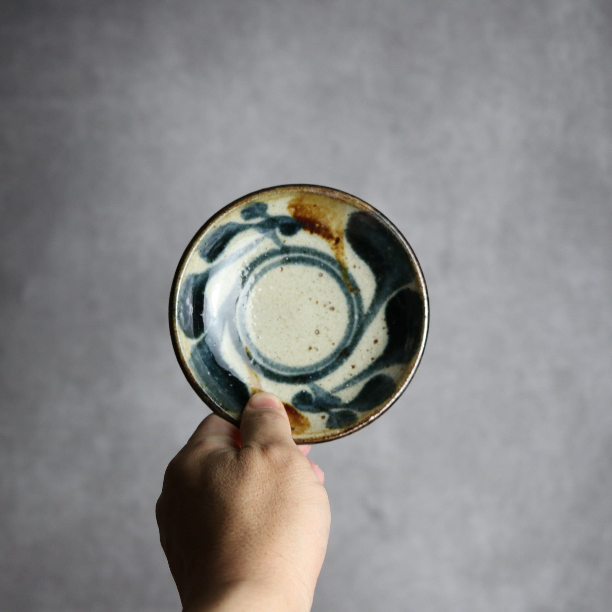 4寸皿 紺 茶 唐草 やちむん 陶器 陶芸こまがた