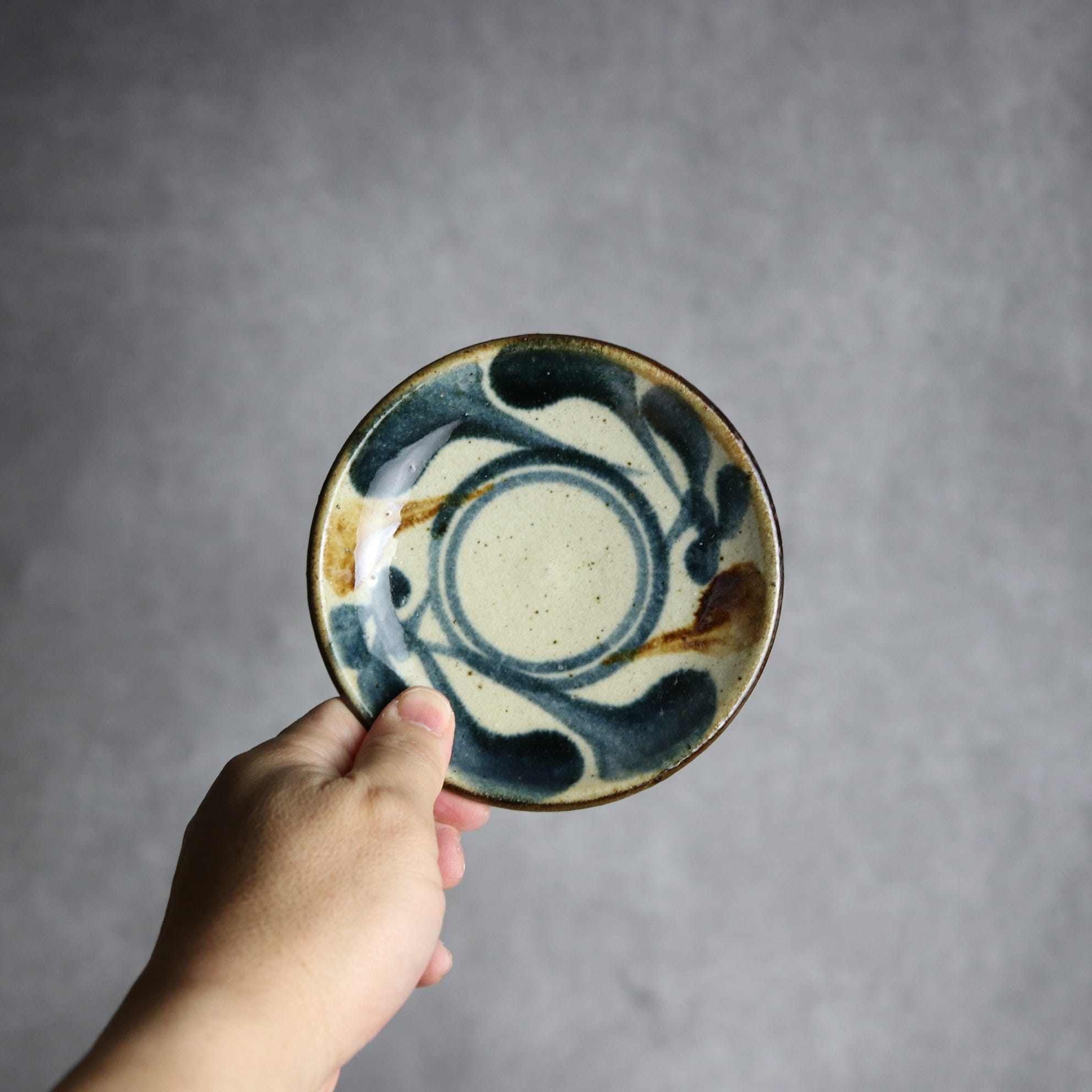4寸皿 紺 茶 唐草 やちむん 陶器 陶芸こまがた