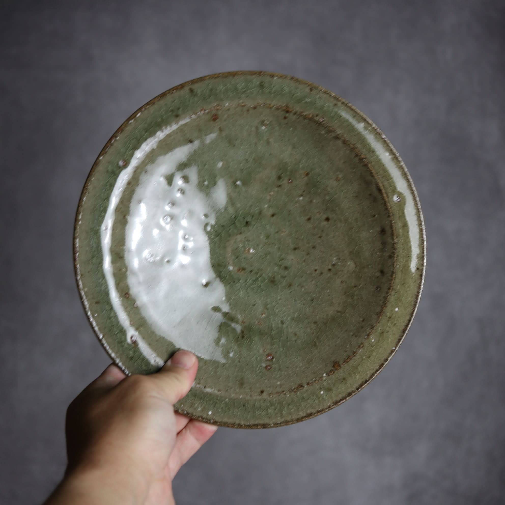 7寸皿1 灰釉 やちむん 陶器 仁陶器工房｜仁陶器工房｜やちむん 陶器
