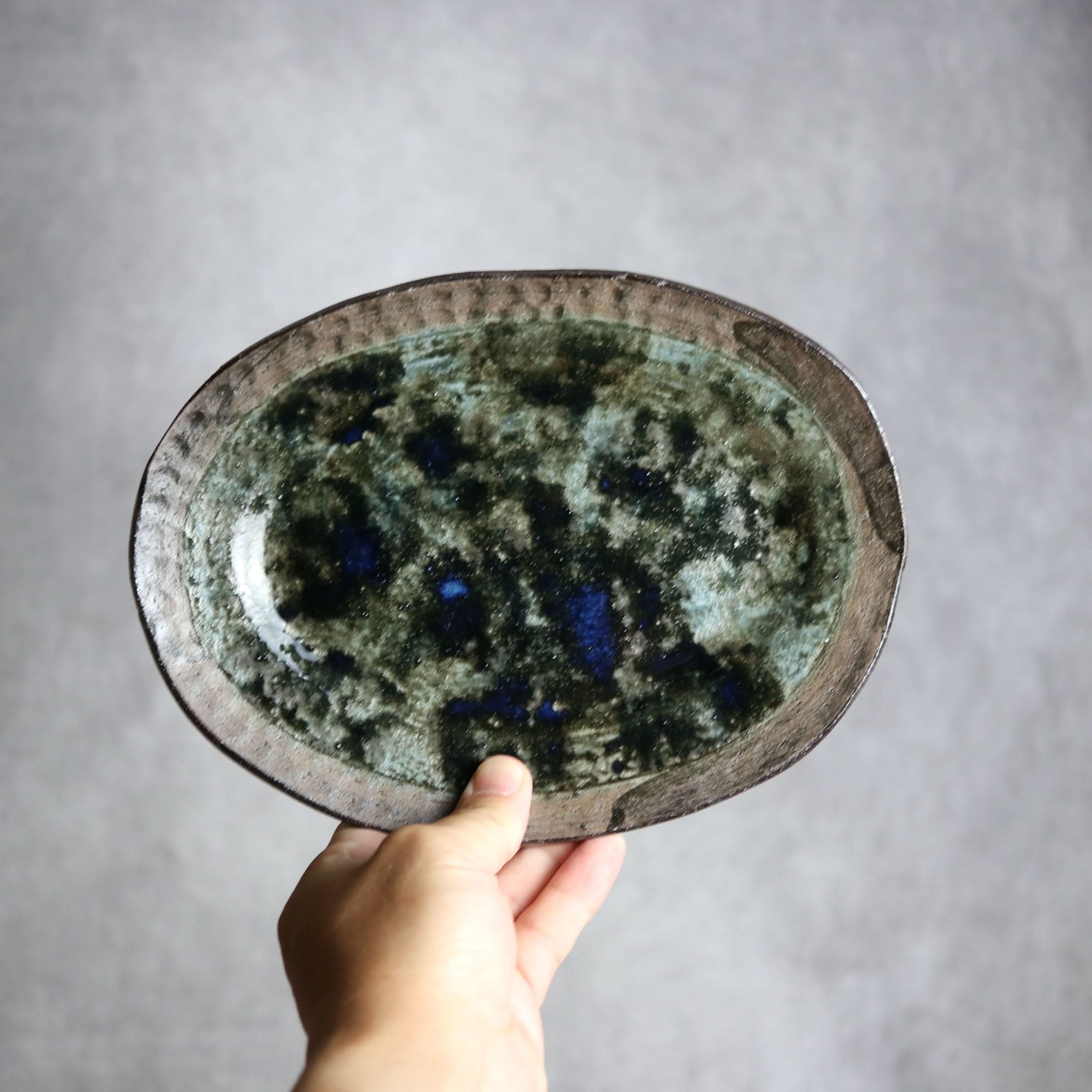 オーバルリム皿1 孔雀 やちむん 陶器 sui やちむん 陶器.