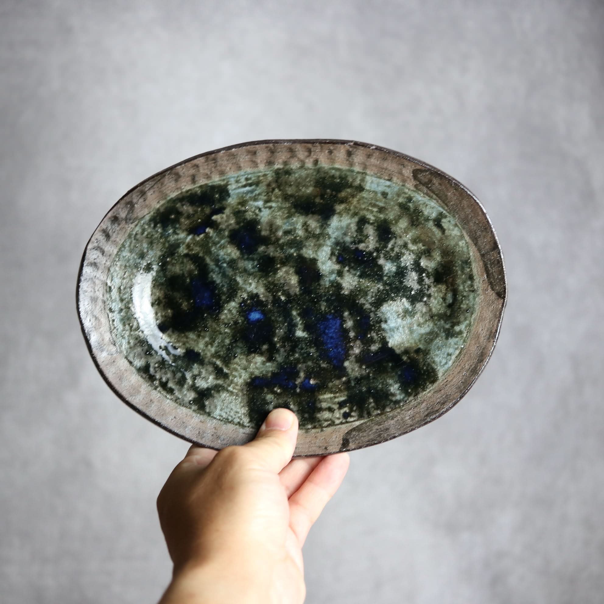 オーバルリム皿1 孔雀 やちむん 陶器 sui やちむん 陶器.