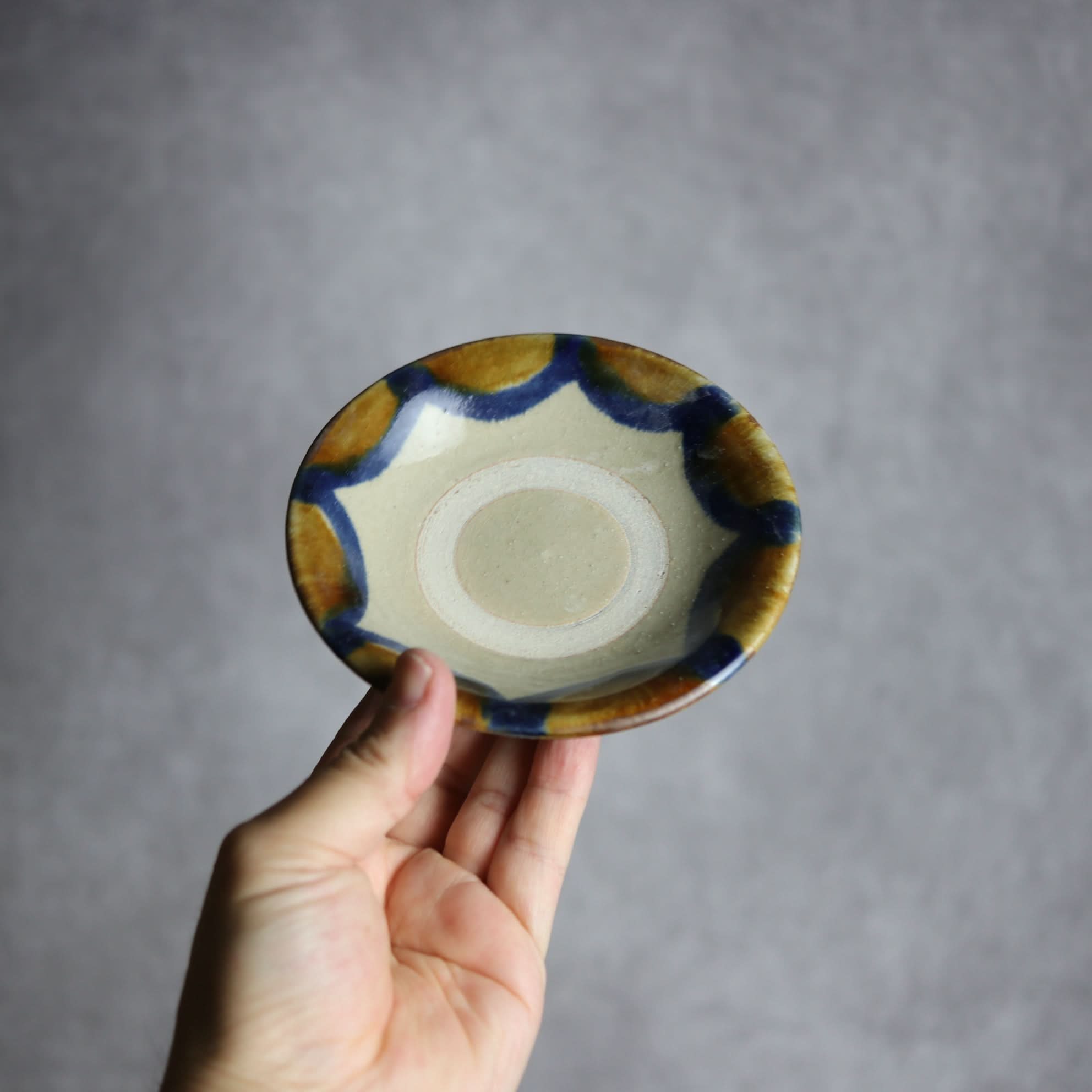 4寸皿1 飴 呉須釉 海波紋 やちむん 陶器 北窯 松田米司工房 やちむん 陶器.
