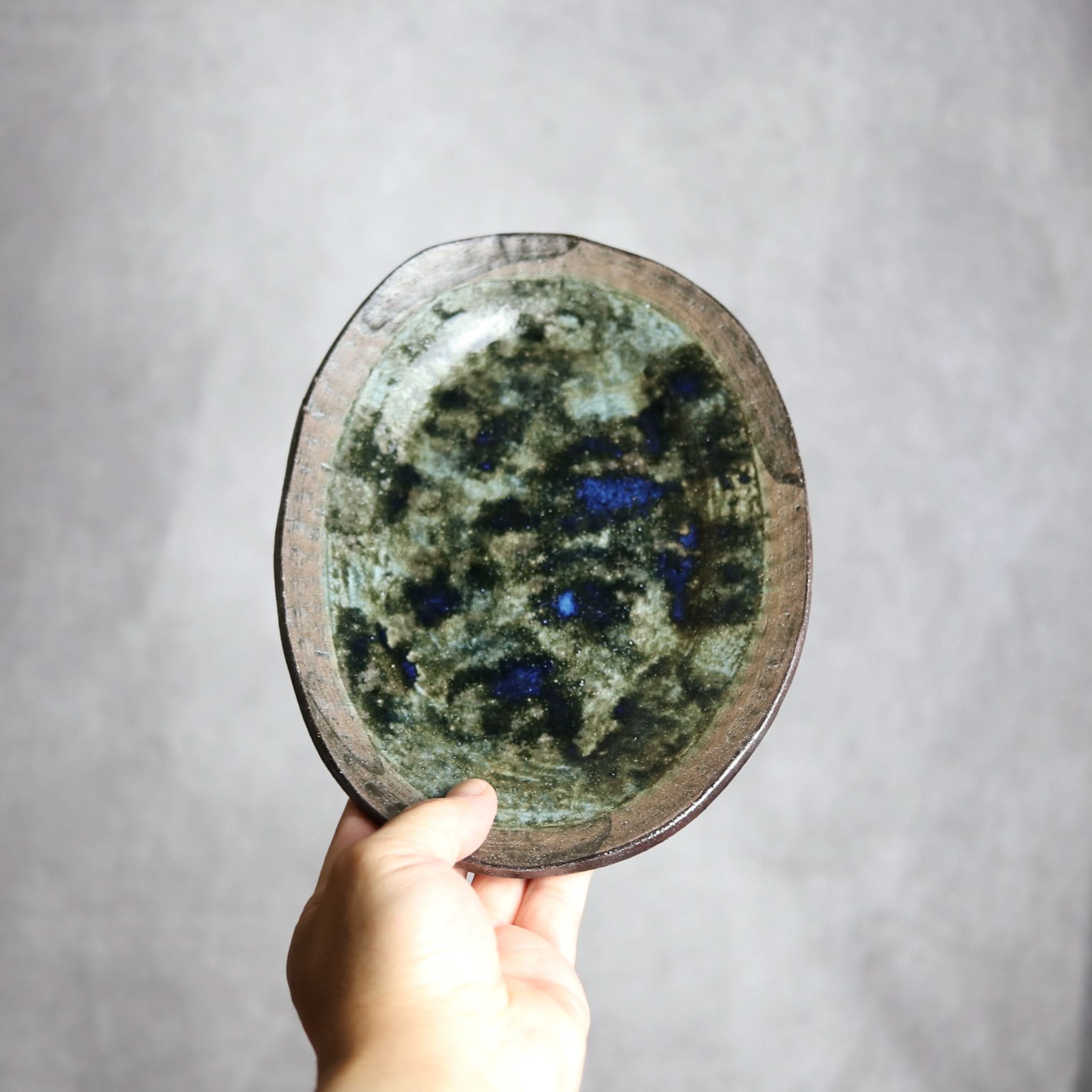 オーバルリム皿1 孔雀 やちむん 陶器 sui やちむん 陶器.