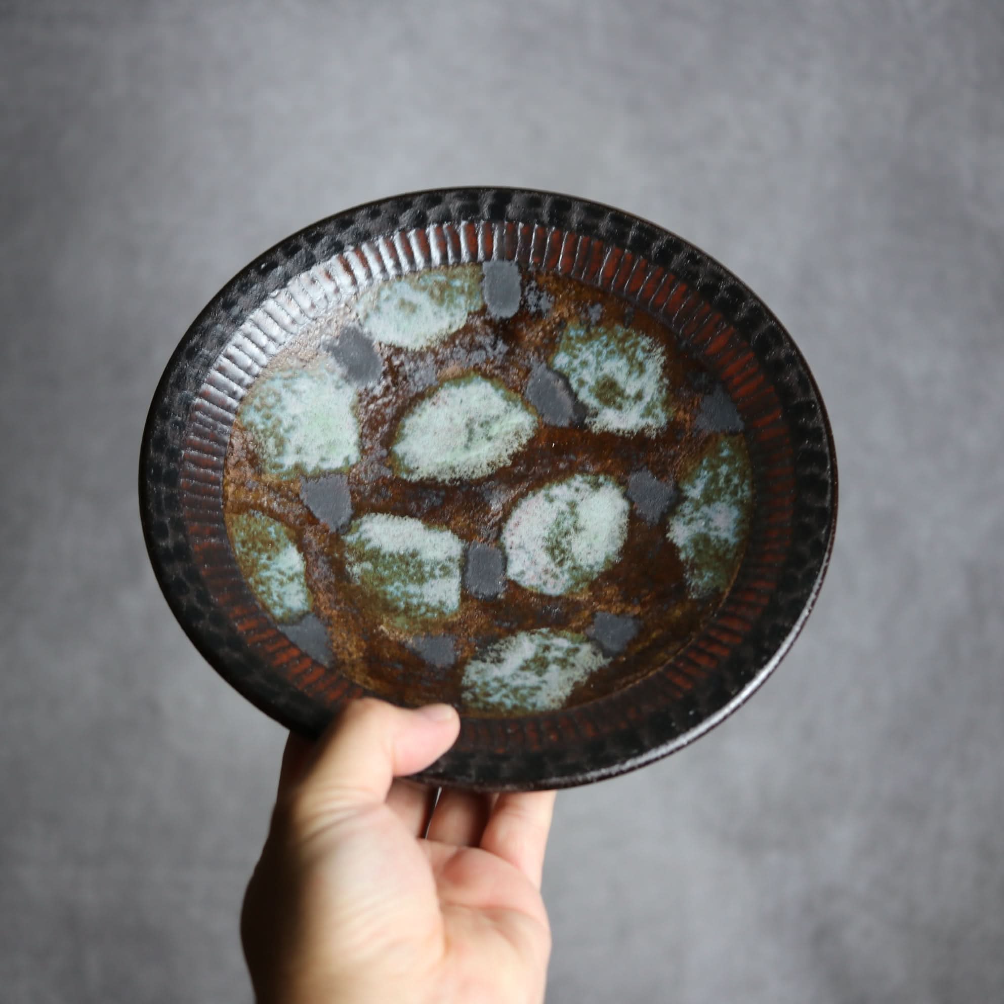 7寸皿1 黒シリーズ やちむん 陶器 sui やちむん 陶器.