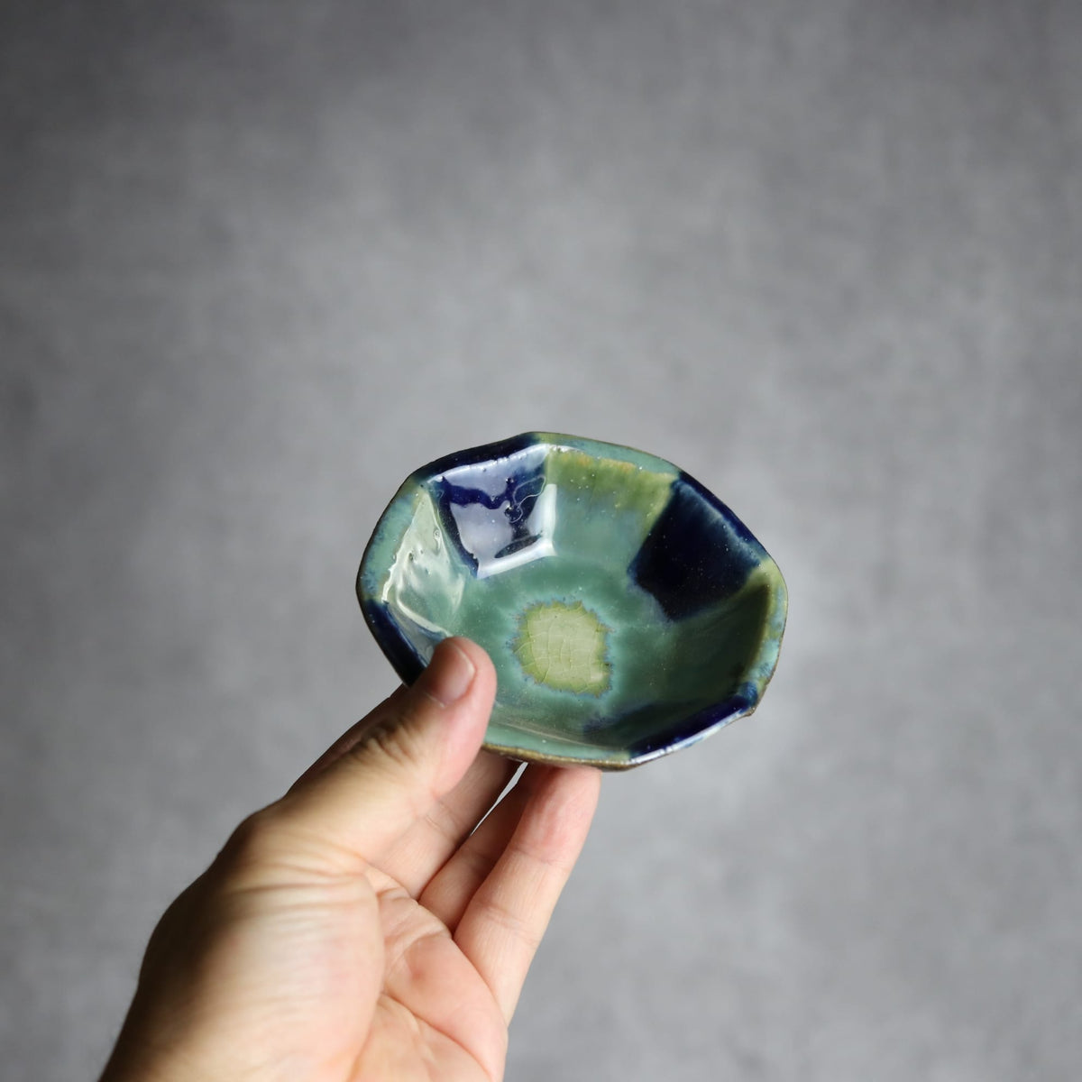 八角皿1 呉須 緑釉 やちむん 陶器 漂窯