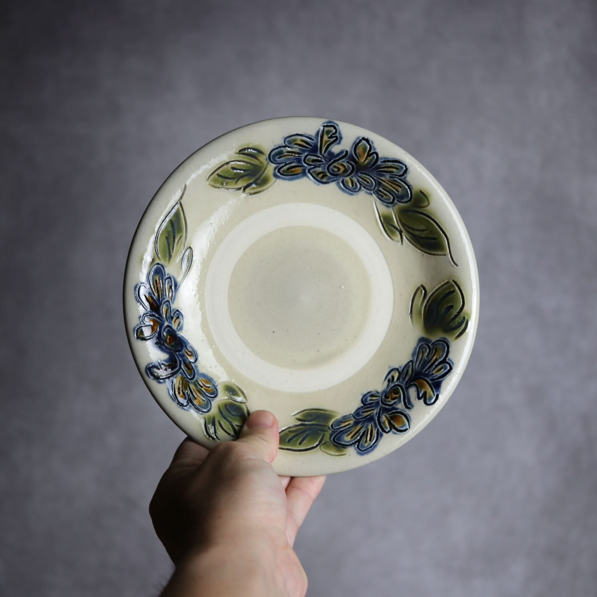 6寸皿1 三彩 線彫 花 やちむん 陶器 茂生窯 陶器.