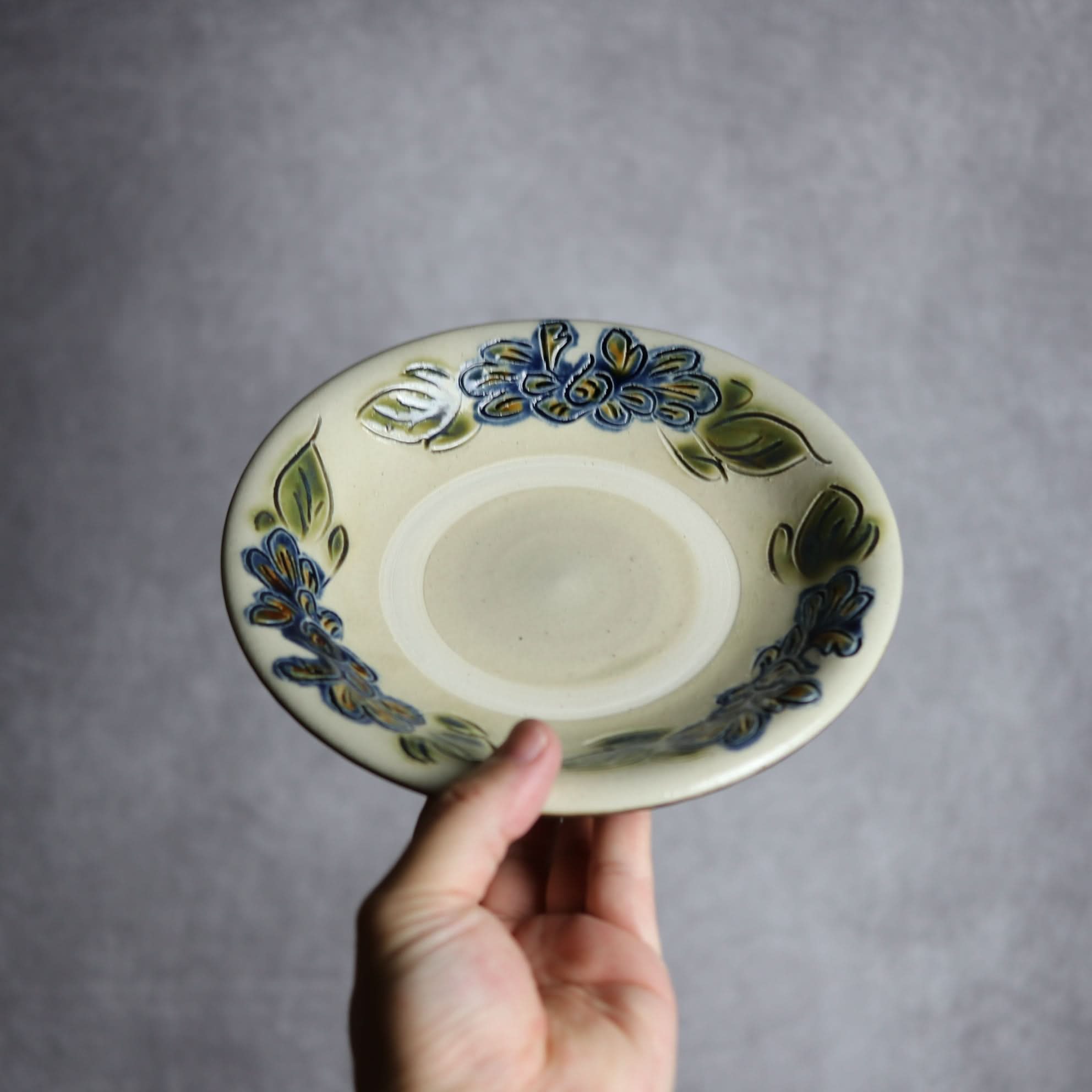 6寸皿1 三彩 線彫 花 やちむん 陶器 茂生窯 陶器.