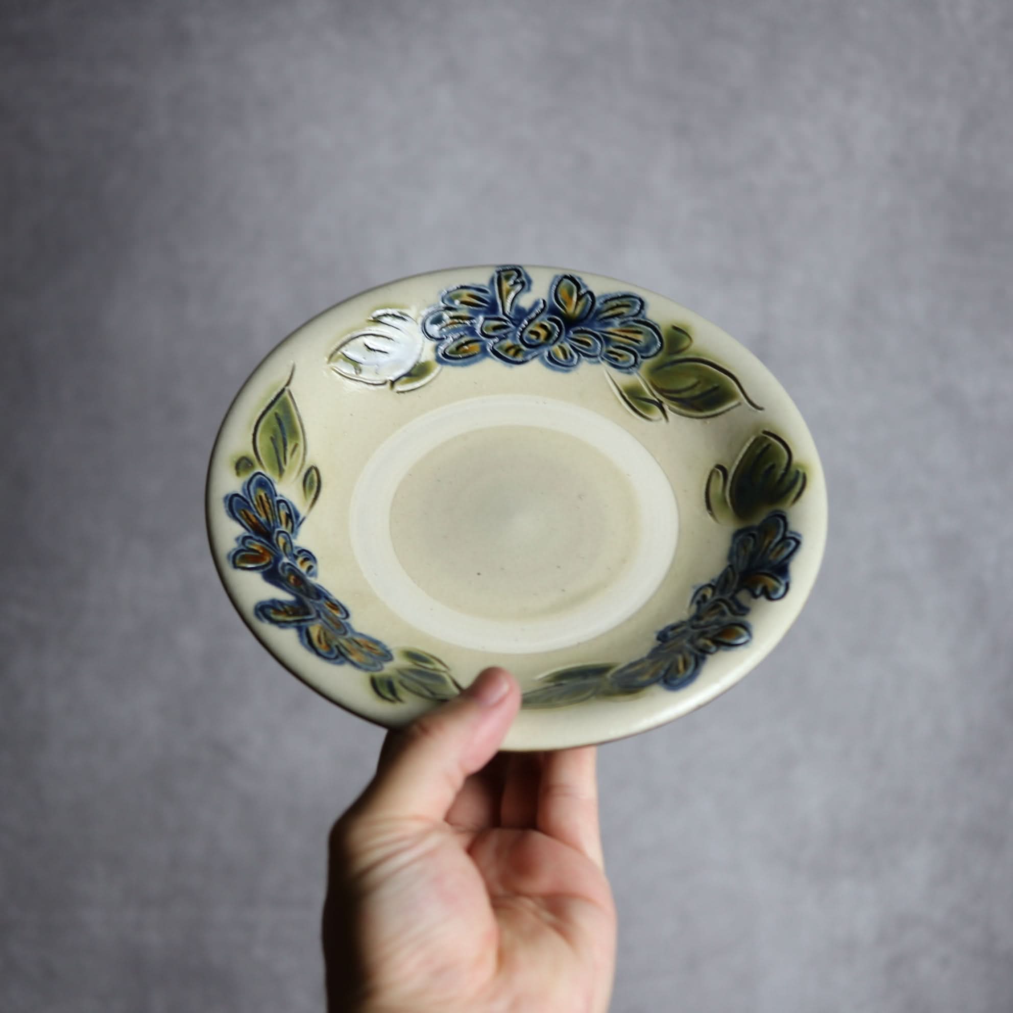 6寸皿1 三彩 線彫 花 やちむん 陶器 茂生窯 陶器.