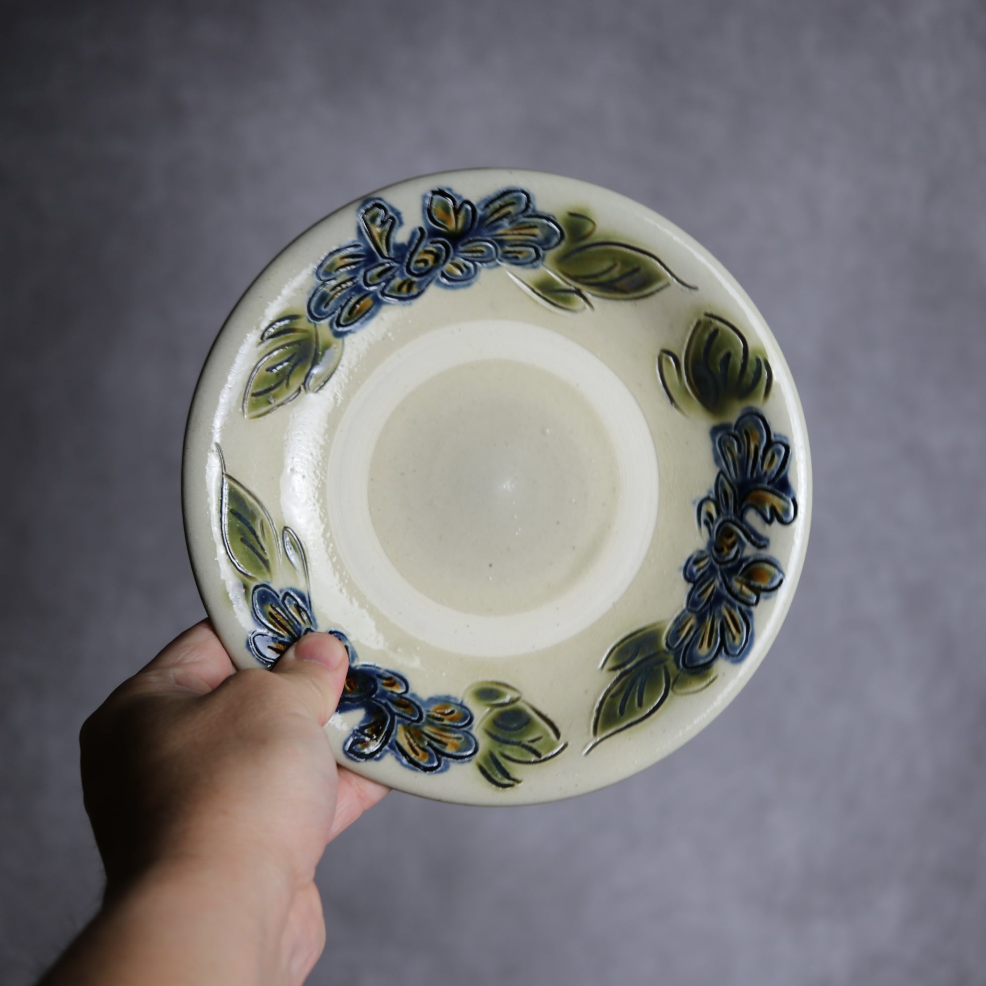 茂生窯 - 6寸皿1 三彩 線彫 花 やちむん 陶器 茂生窯 - mundasui