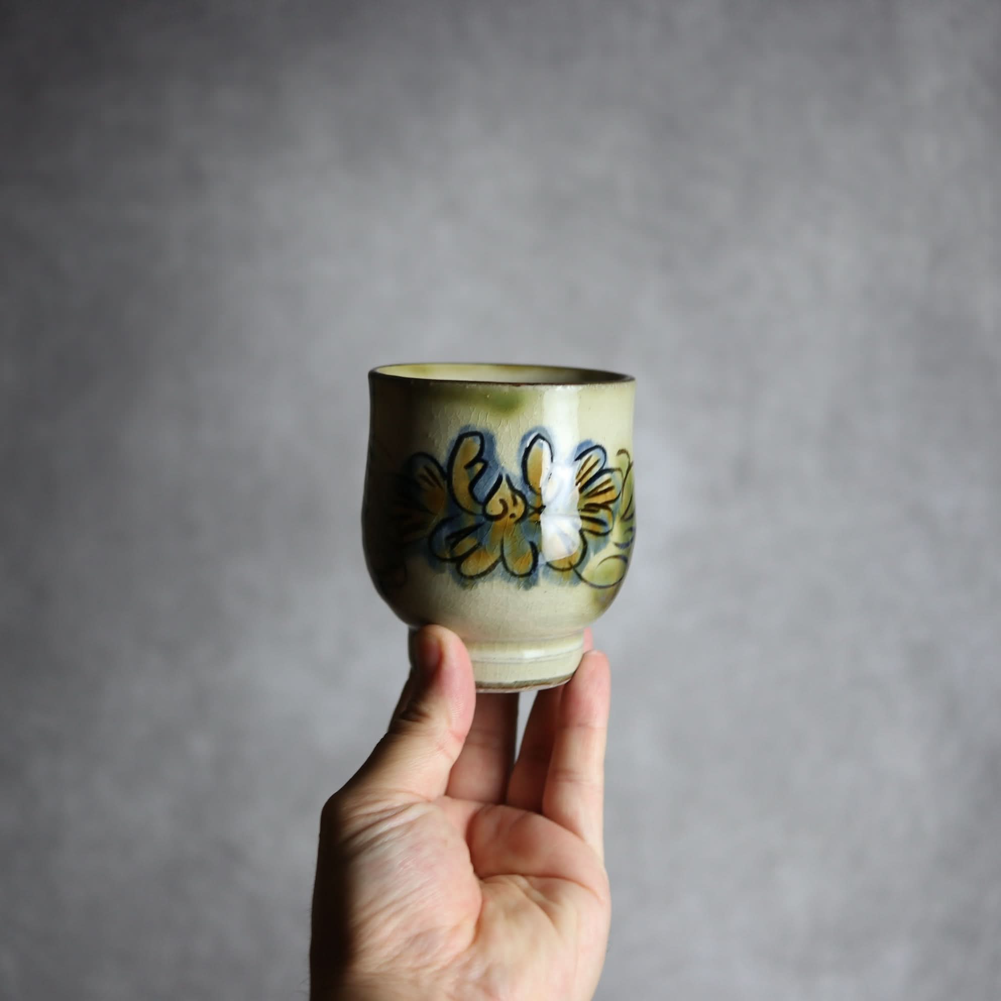 湯呑1 三彩 線彫 花 やちむん 陶器 茂生窯 陶器.
