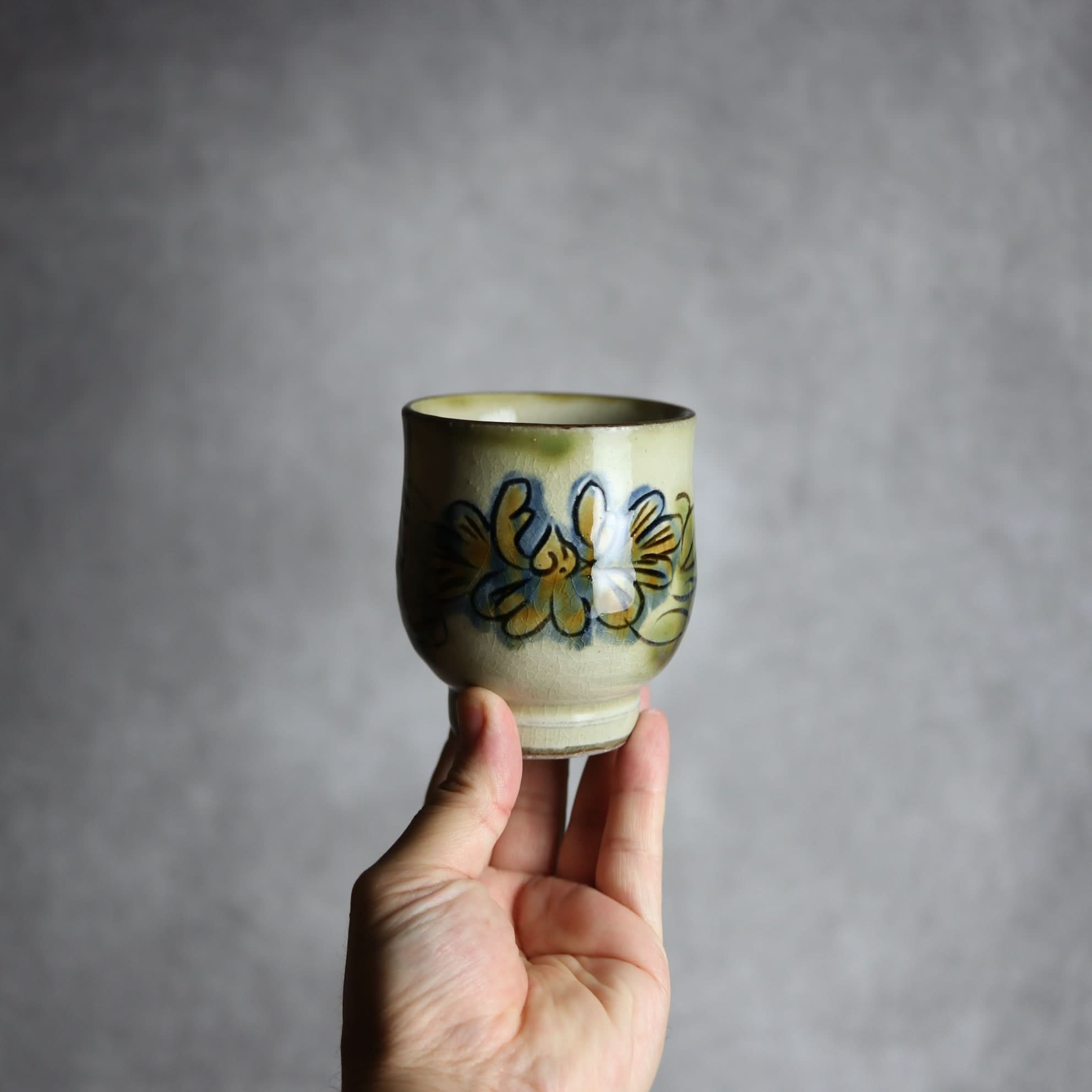 湯呑1 三彩 線彫 花 やちむん 陶器 茂生窯 陶器.