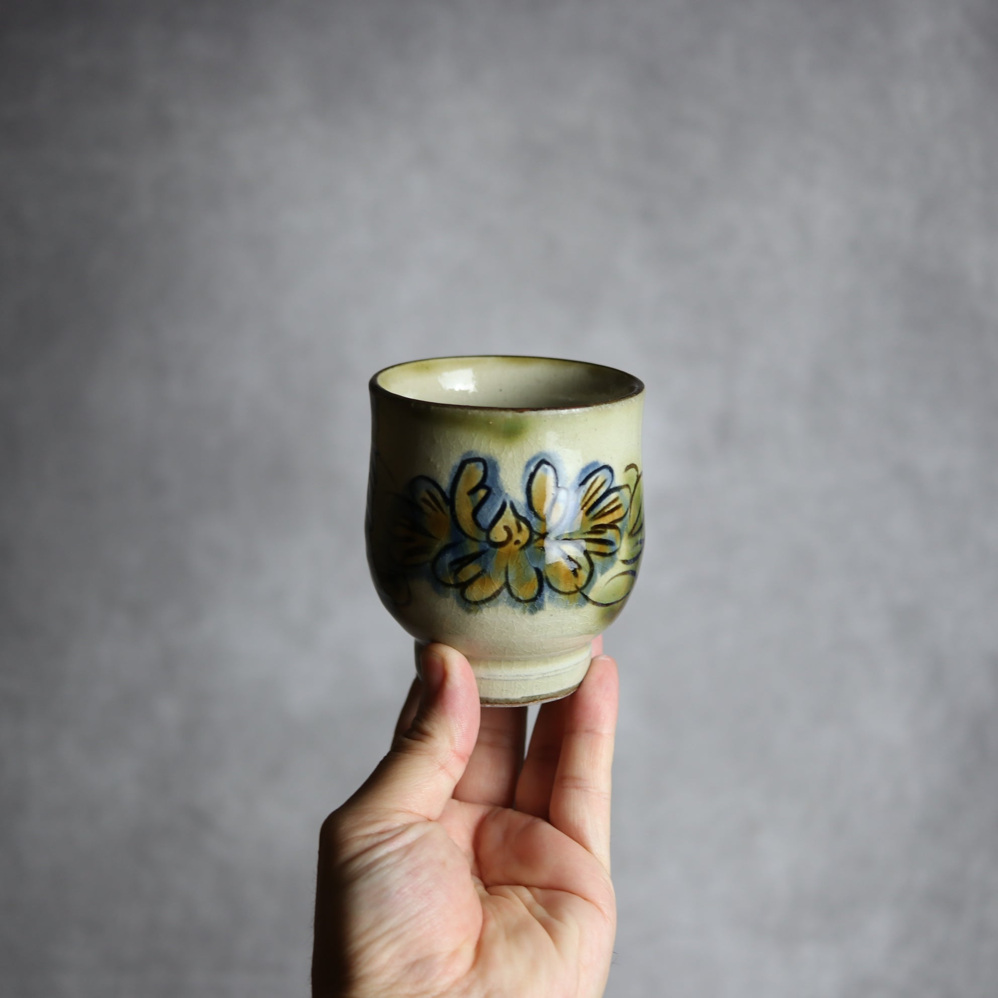 茂生窯 - 湯呑1 三彩 線彫 花 やちむん 陶器 茂生窯 - mundasui