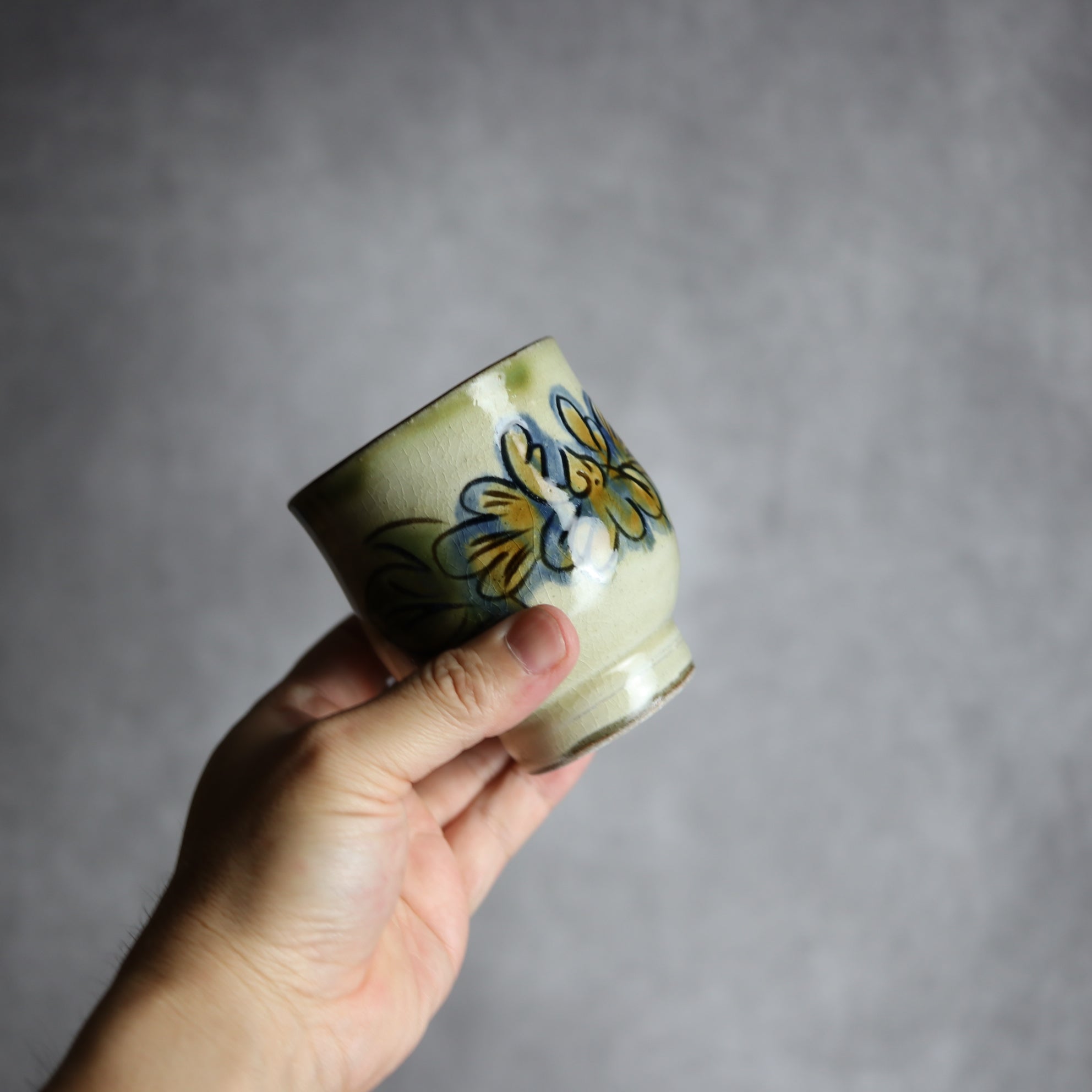 茂生窯 - 湯呑1 三彩 線彫 花 やちむん 陶器 茂生窯 - mundasui