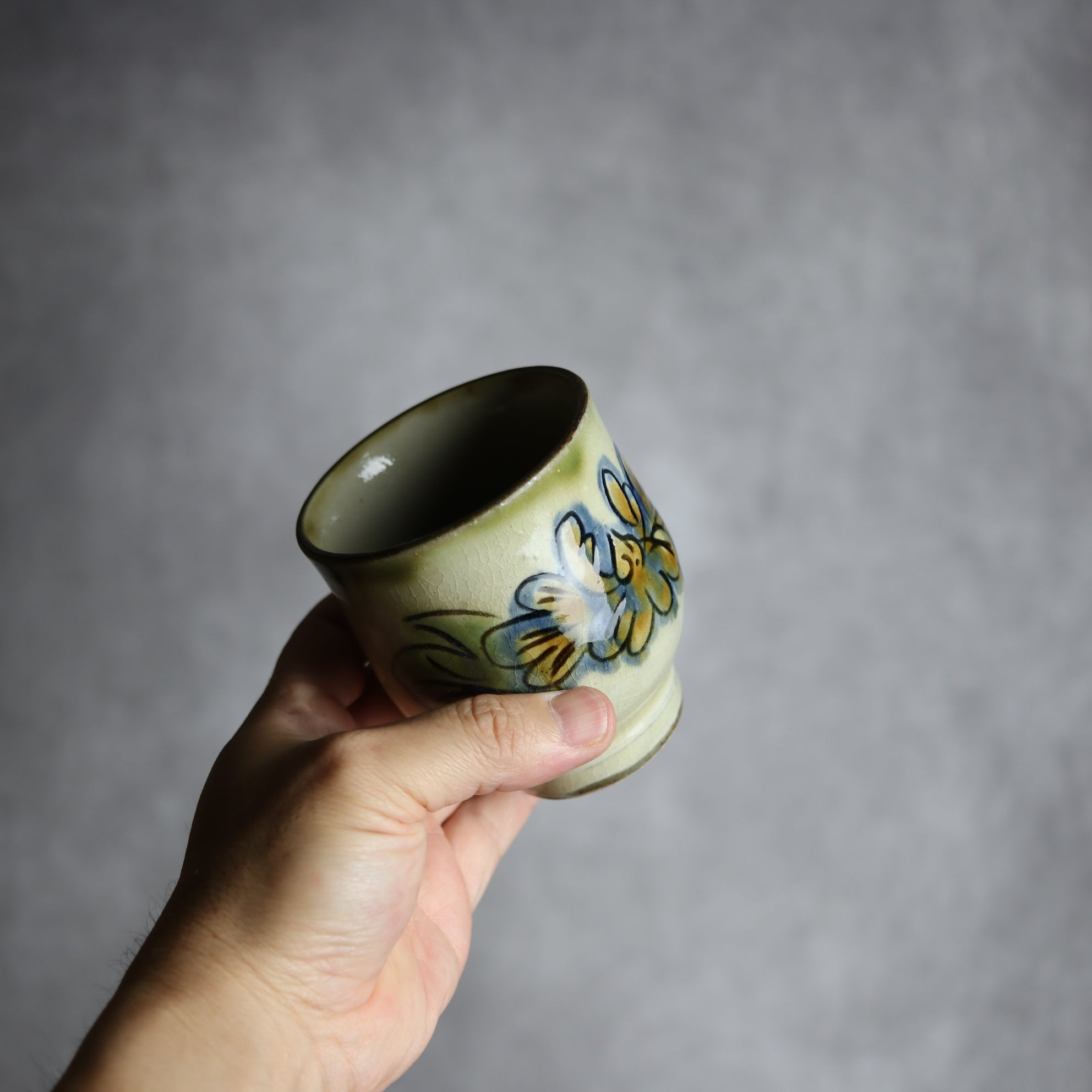茂生窯 - 湯呑1 三彩 線彫 花 やちむん 陶器 茂生窯 - mundasui