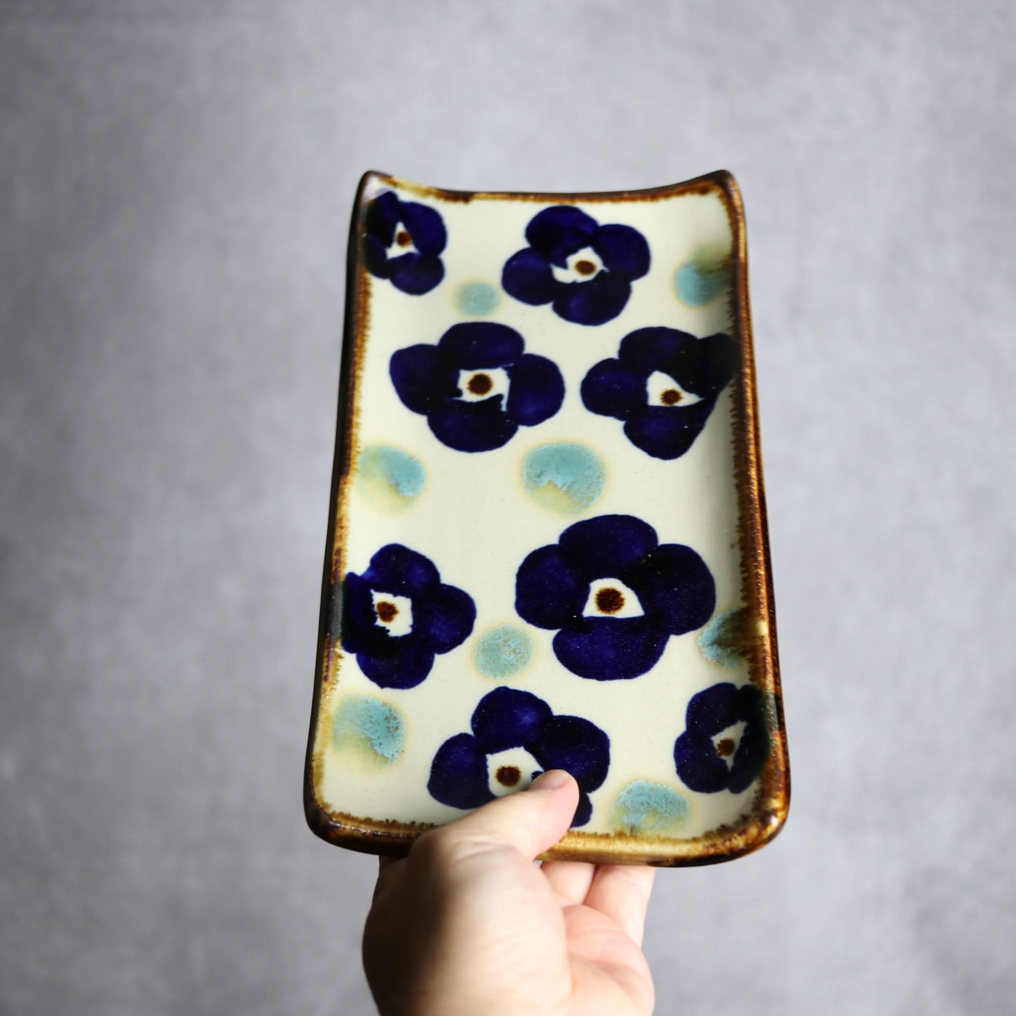 Alt Tag:*セミロングプレート1 花紋 やちむん 陶器 エドメ陶房