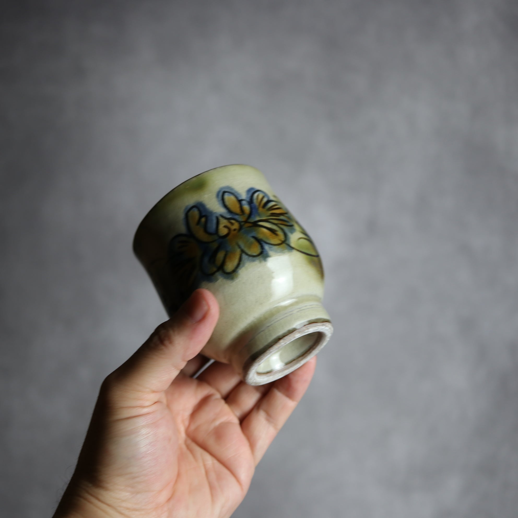 茂生窯 - 湯呑1 三彩 線彫 花 やちむん 陶器 茂生窯 - mundasui